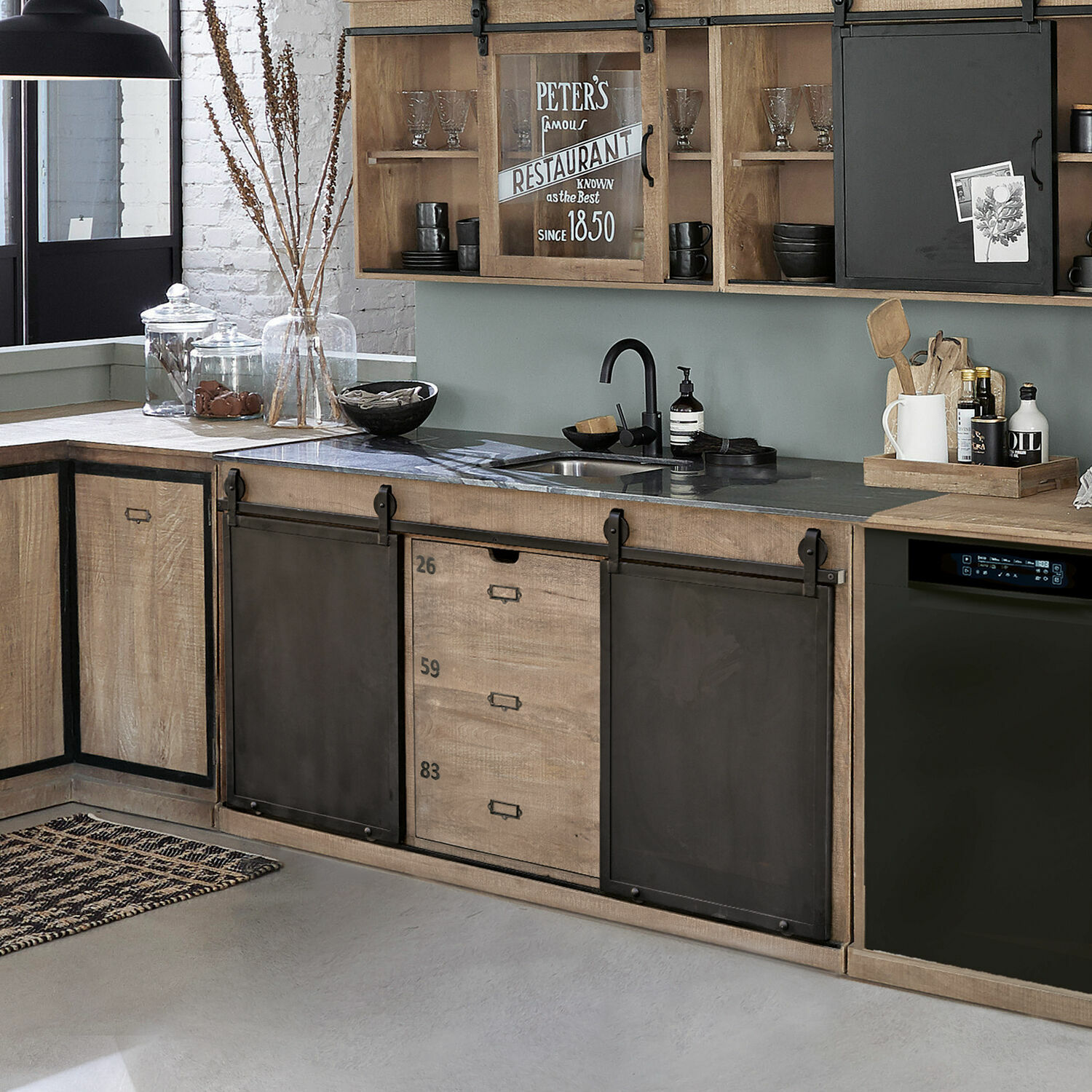 Küchenwaschtisch Oakland Küche mit Holzschränken und schwarzen Metallschiebetüren, moderner Industriestil