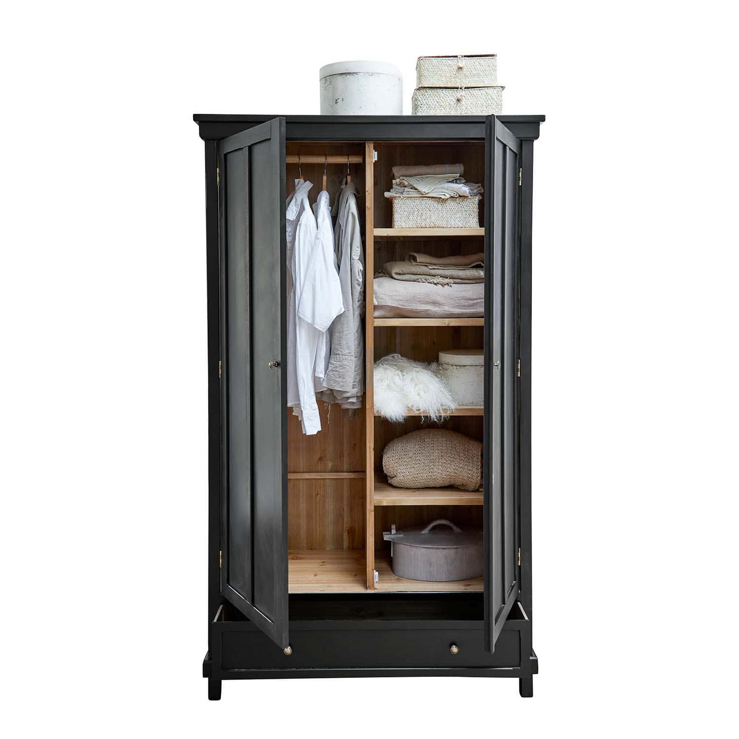Kleiderschrank Sirevol Schwarzer Holzschrank mit offenen Türen, Regalen und Kleiderstangen, gefüllt mit Textilien und Kisten