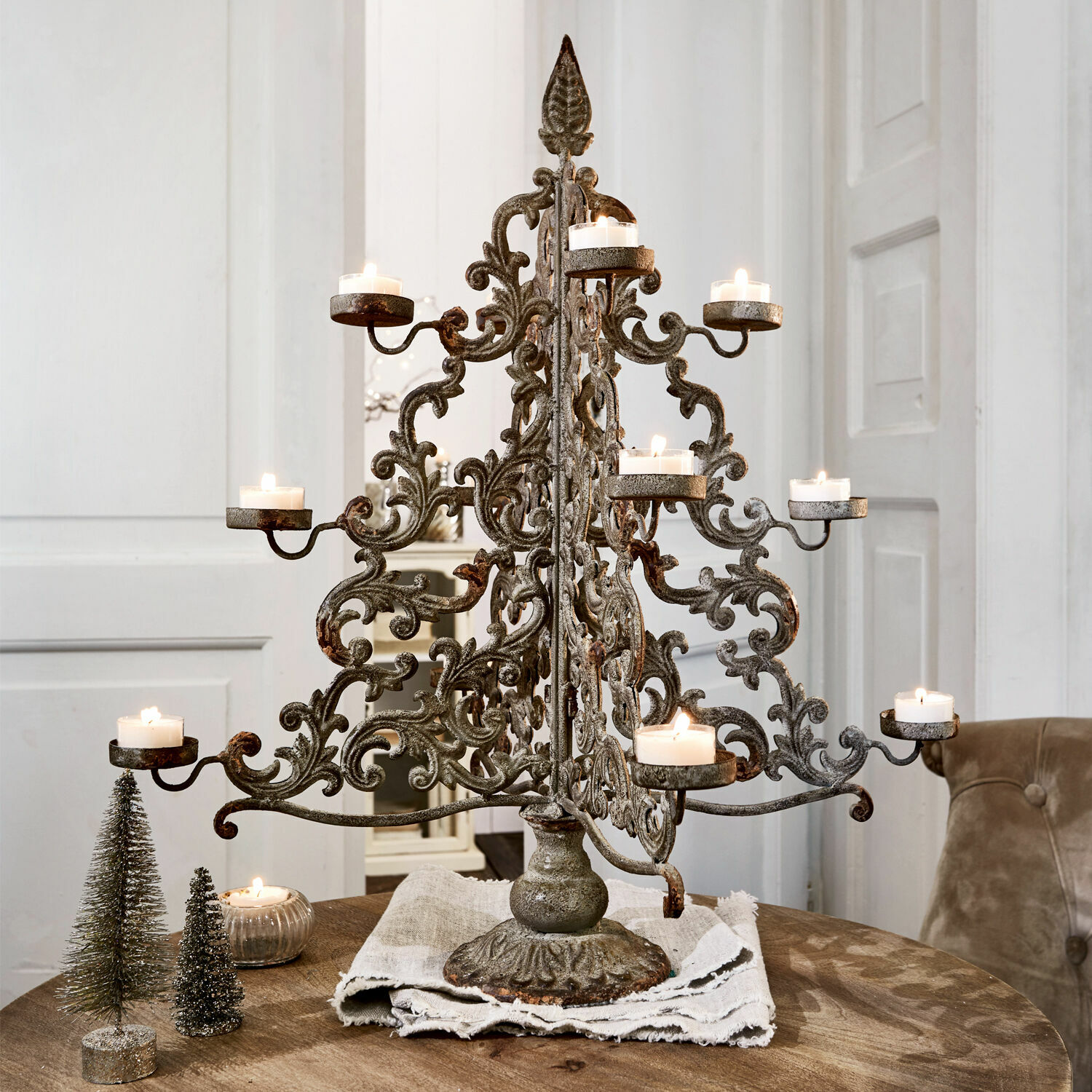 Deko-Baum Valledupar Metall-Kerzenhalter mit Vintage-Ornamenten in patiniertem Braun, Platz für 10 Kerzen, Tischdekoration