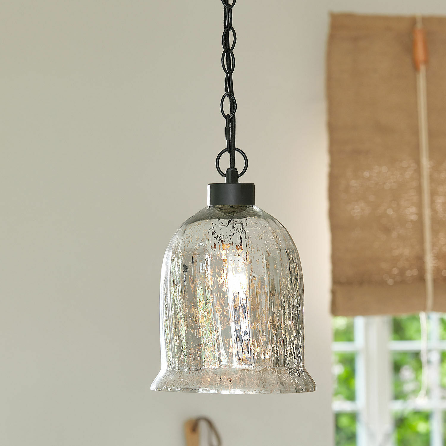 Hängelampe Yvron Hängelampe aus Glas mit schwarzer Kette und antiker Oberfläche für stimmungsvolle Beleuchtung