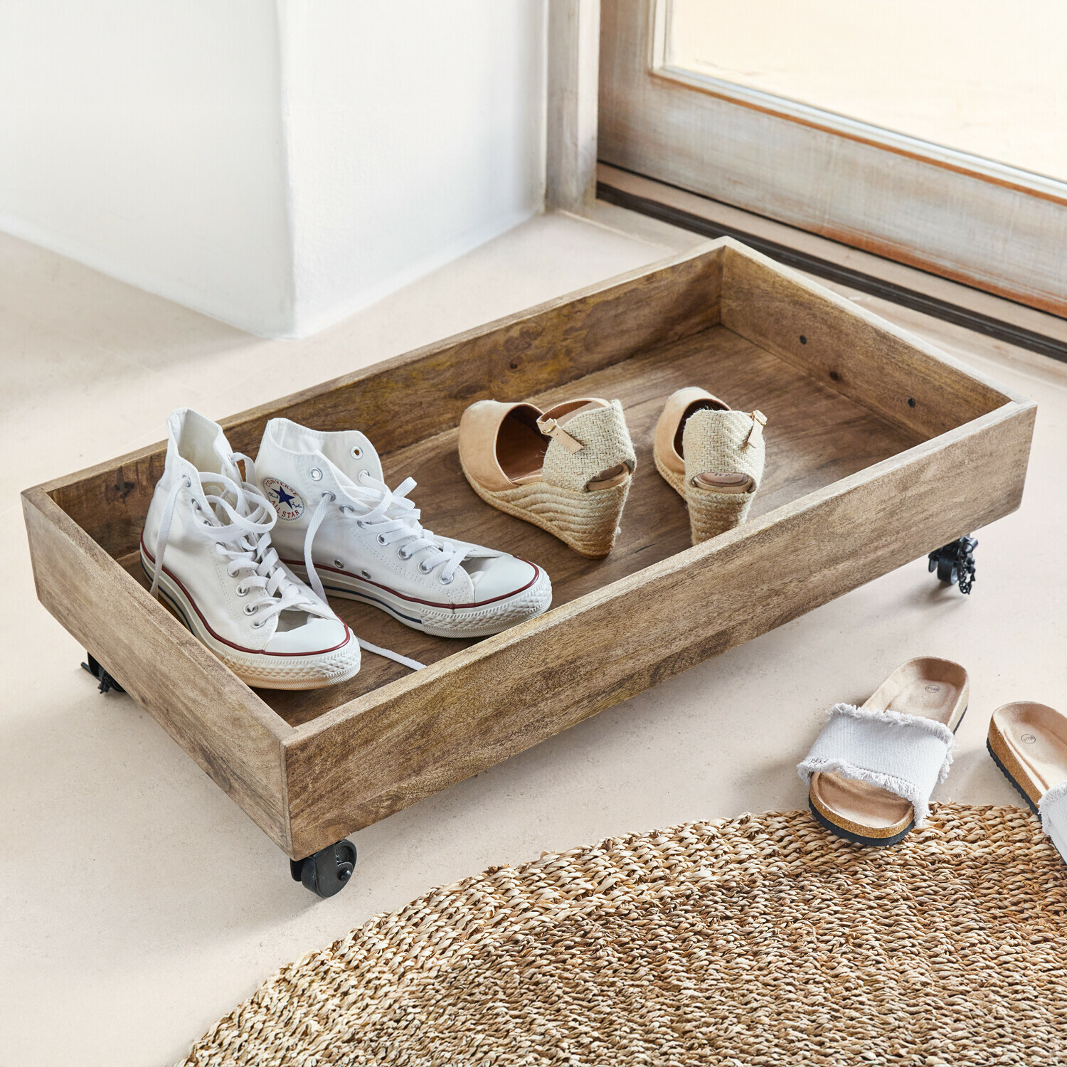 Schuhablage Taylors Island Holztablett auf Rollen mit weissen Sneakers und beigen Keilsandalen auf hellem Boden