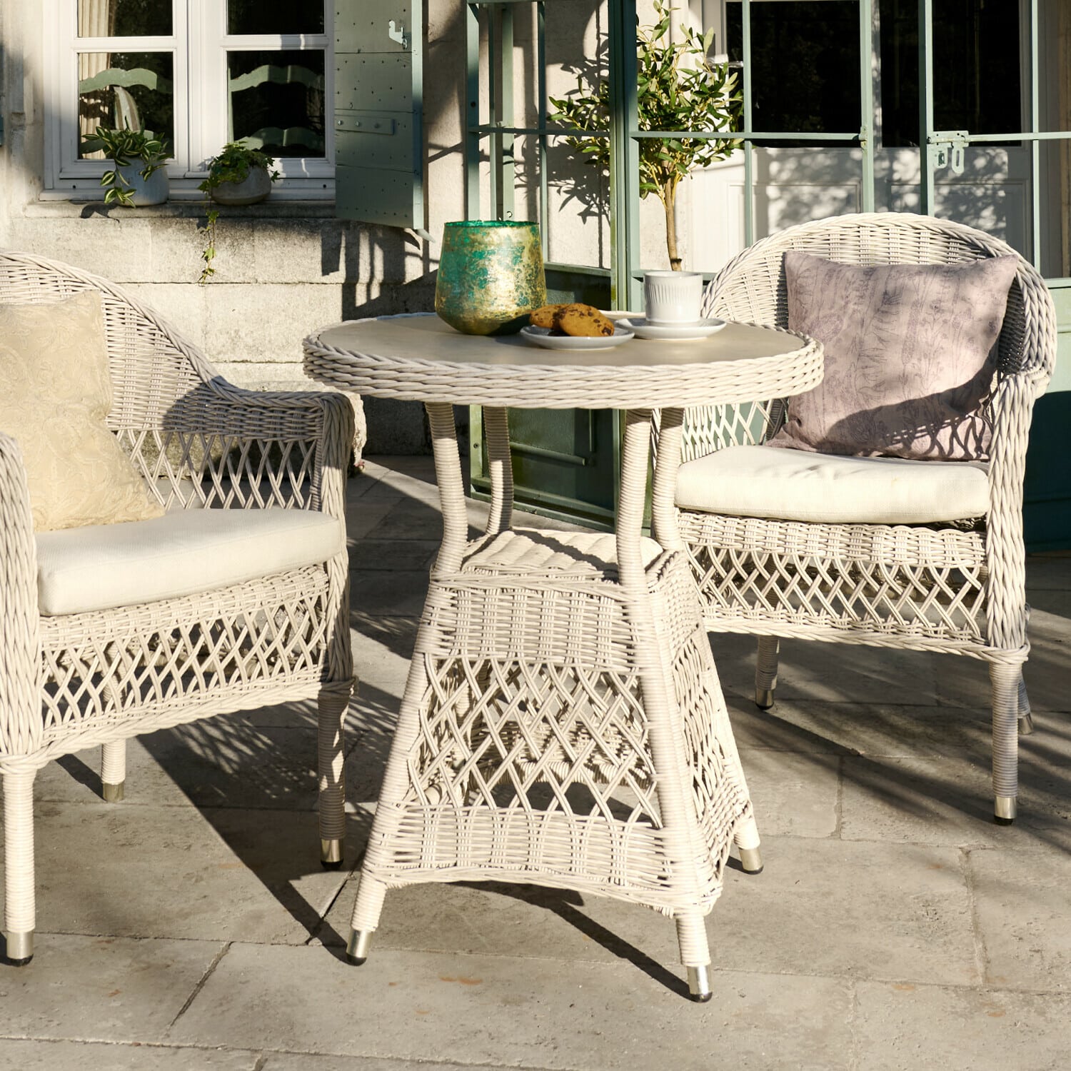 Tisch Solavine Weisses Rattan-Gartenmöbel-Set mit Kissen und Tisch für Terrasse oder Balkon