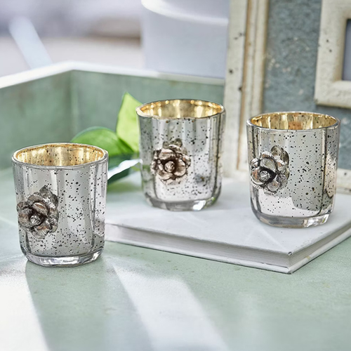 Set aus drei Glas-Teelichthaltern mit metallischem Finish und Blumenverzierung, Tischdekoration