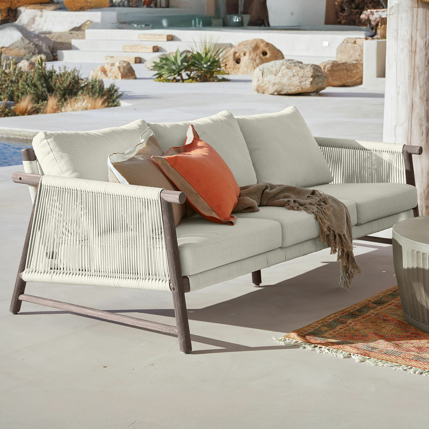 Sofa FSC®-100% Clarmontaine Modernes Outdoor-Sofa mit beigem Stoffbezug und Holzrahmen, ideal zum Entspannen im Freien.