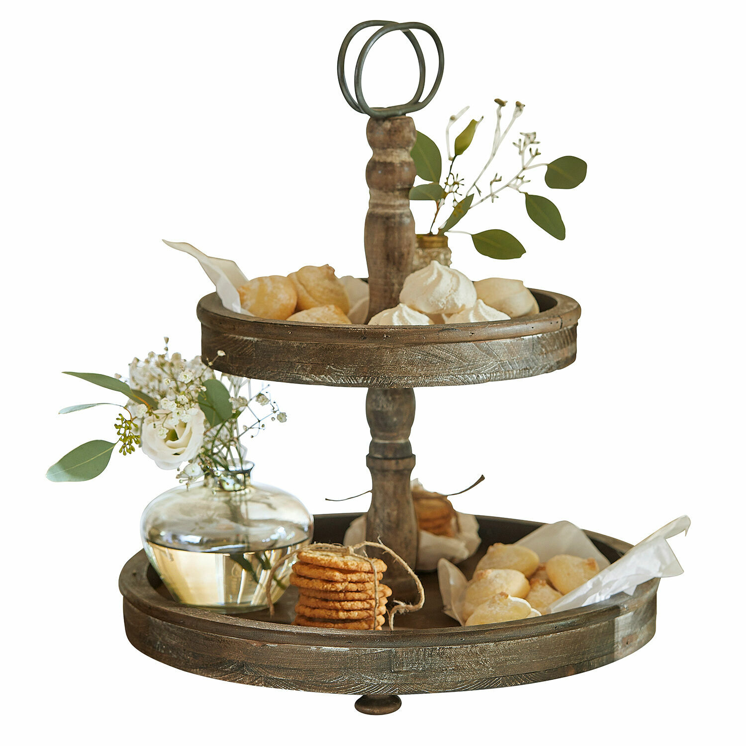 Etagere Amboise Zweistöckige braune Holzetagère mit Keksen und Blumenarrangement auf dem Tisch