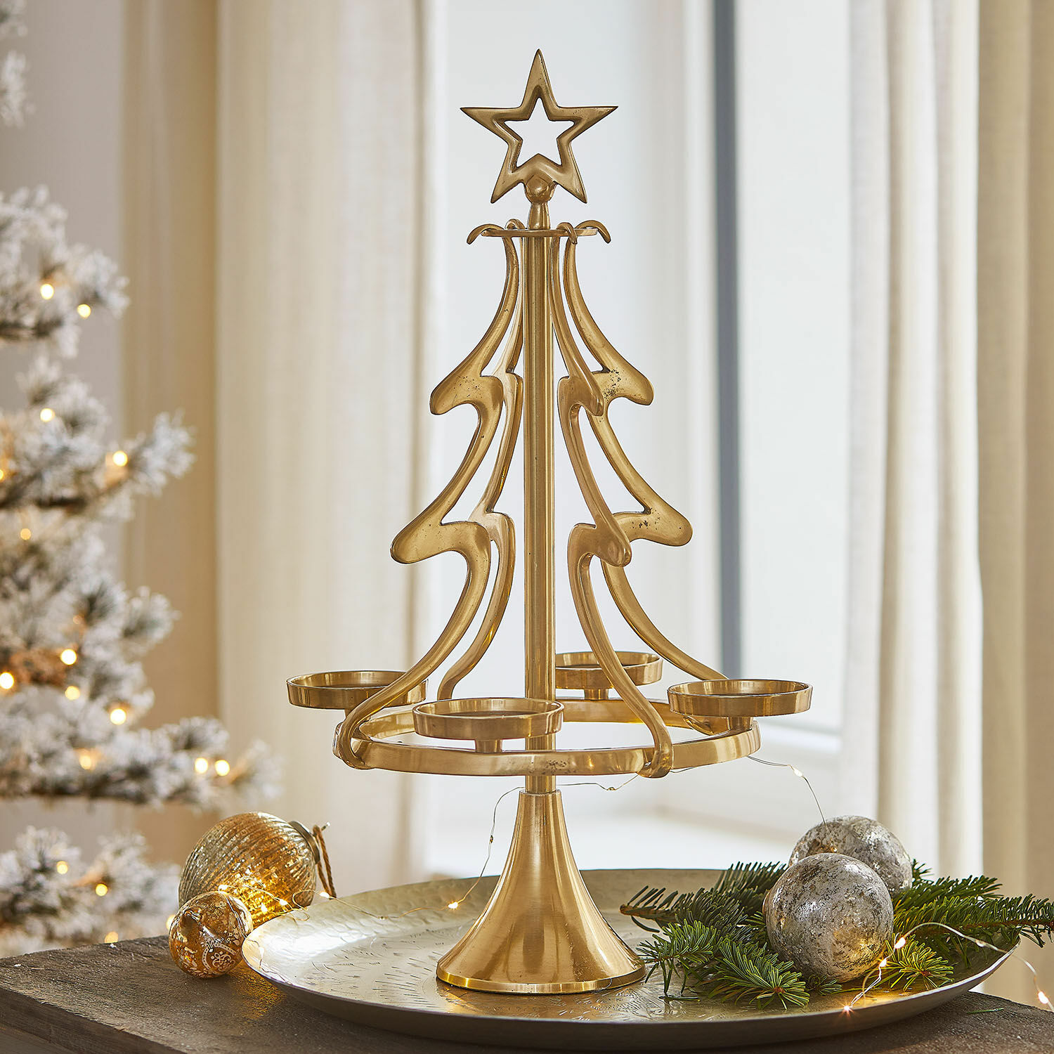 Adventskranzständer Gaetana Goldener Metallkerzenhalter in Tannenbaumform mit Stern, festliche Weihnachtsdekoration für den Tisch