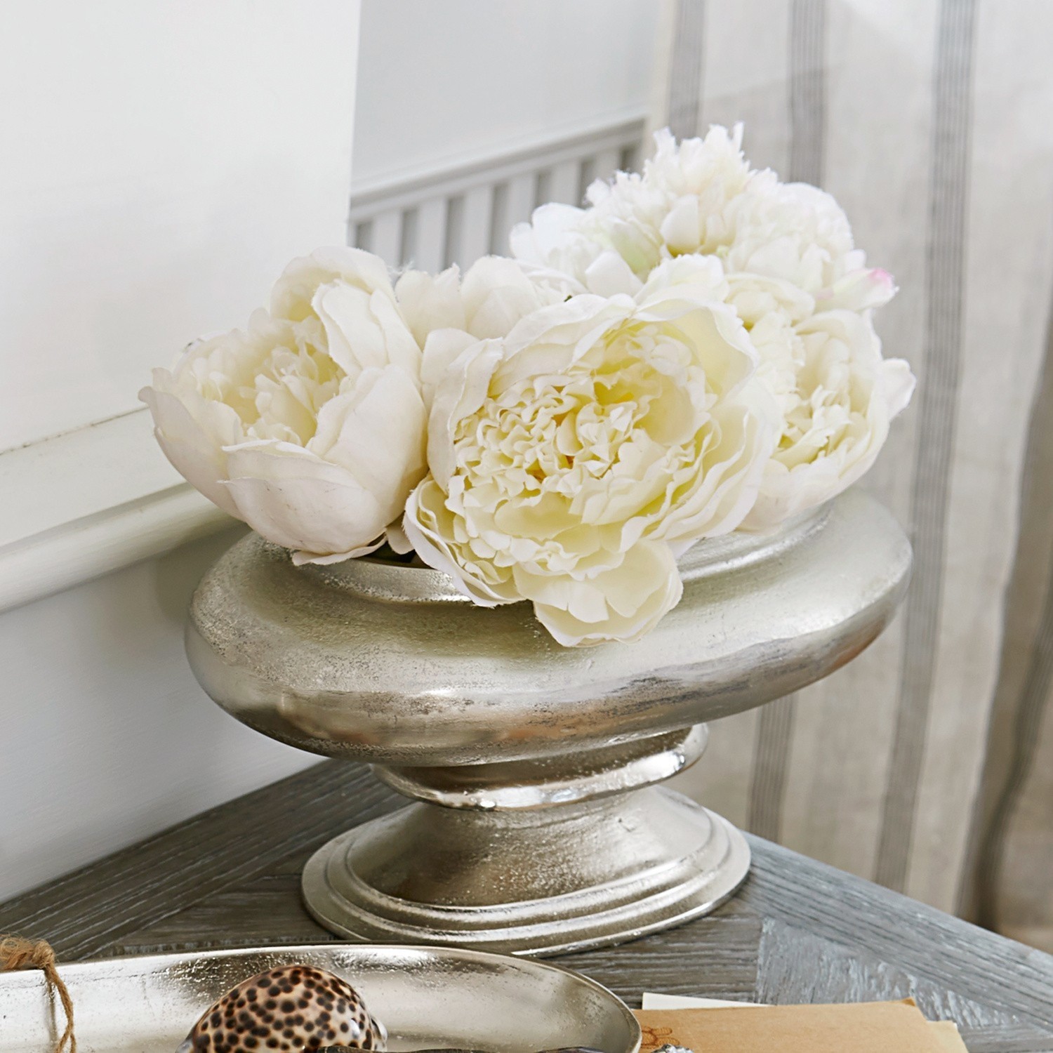 Vase Loyère Silberne Metallschale mit weissen Blumen auf Holztisch im Wohnzimmer