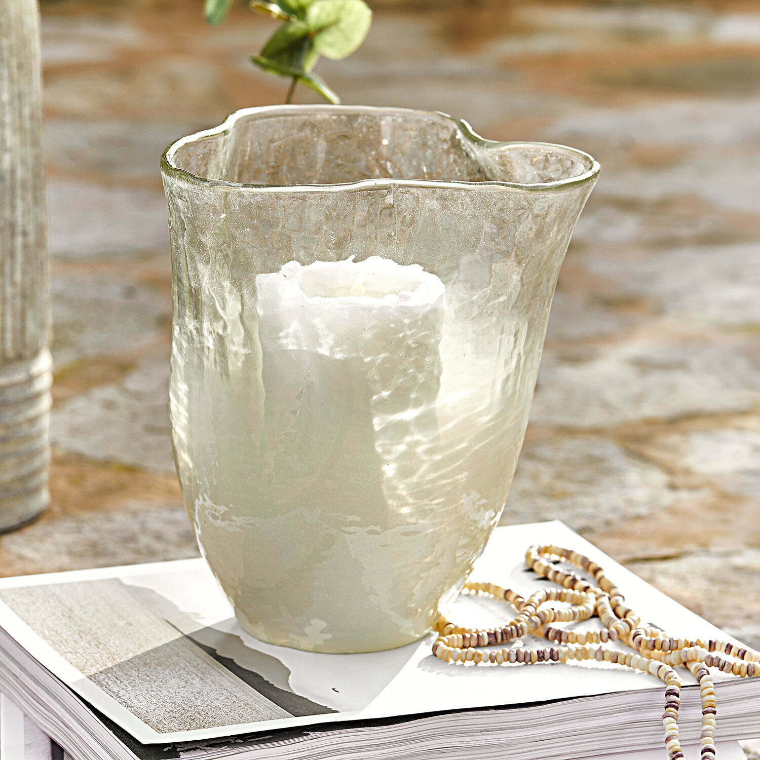 Windlicht Vérolines Transparenter Glaswindlicht mit weisser Kerze auf Tisch, Wohnaccessoire und Beleuchtung