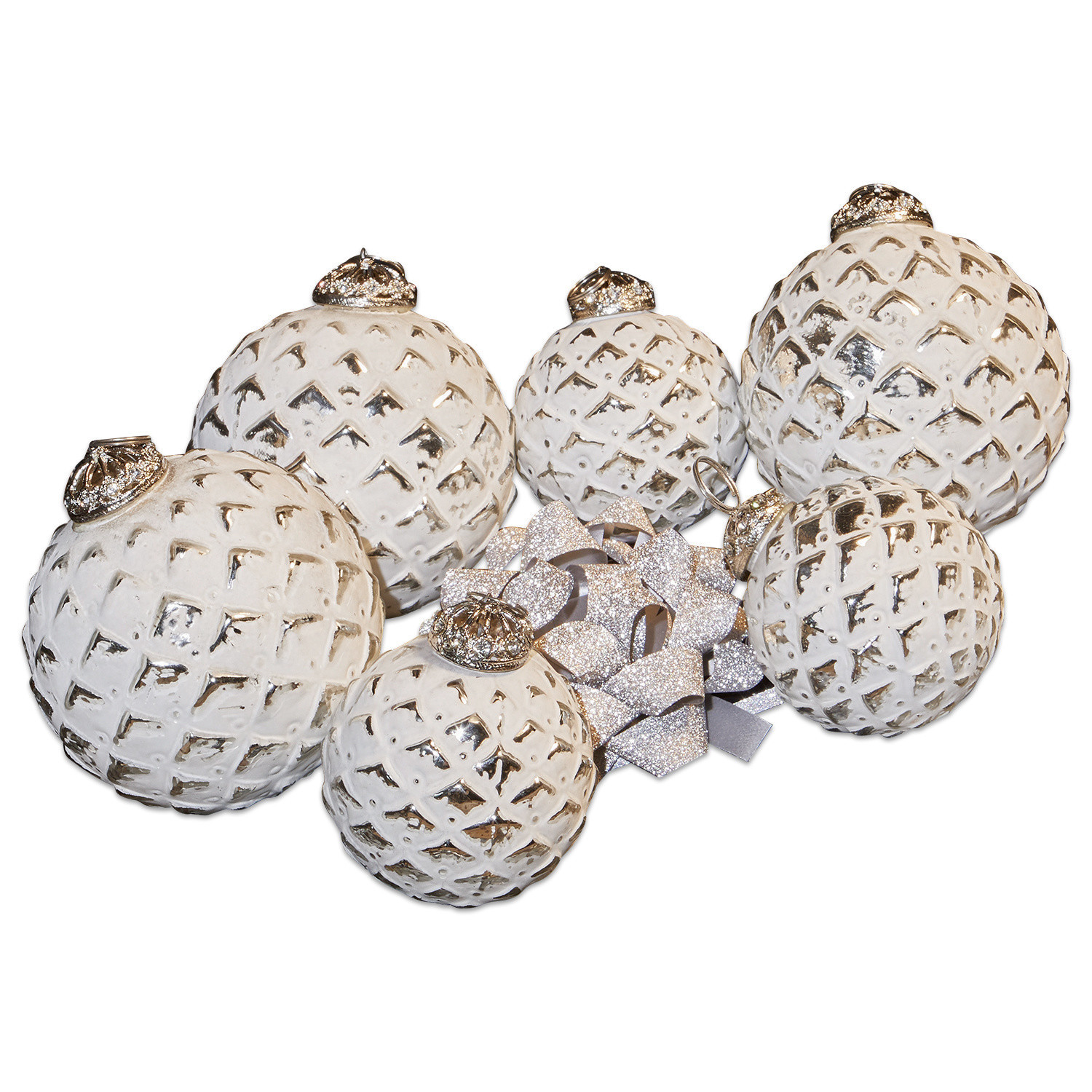Set aus weissen Glas-Weihnachtskugeln mit silbernem Muster und glitzernder Schleife
