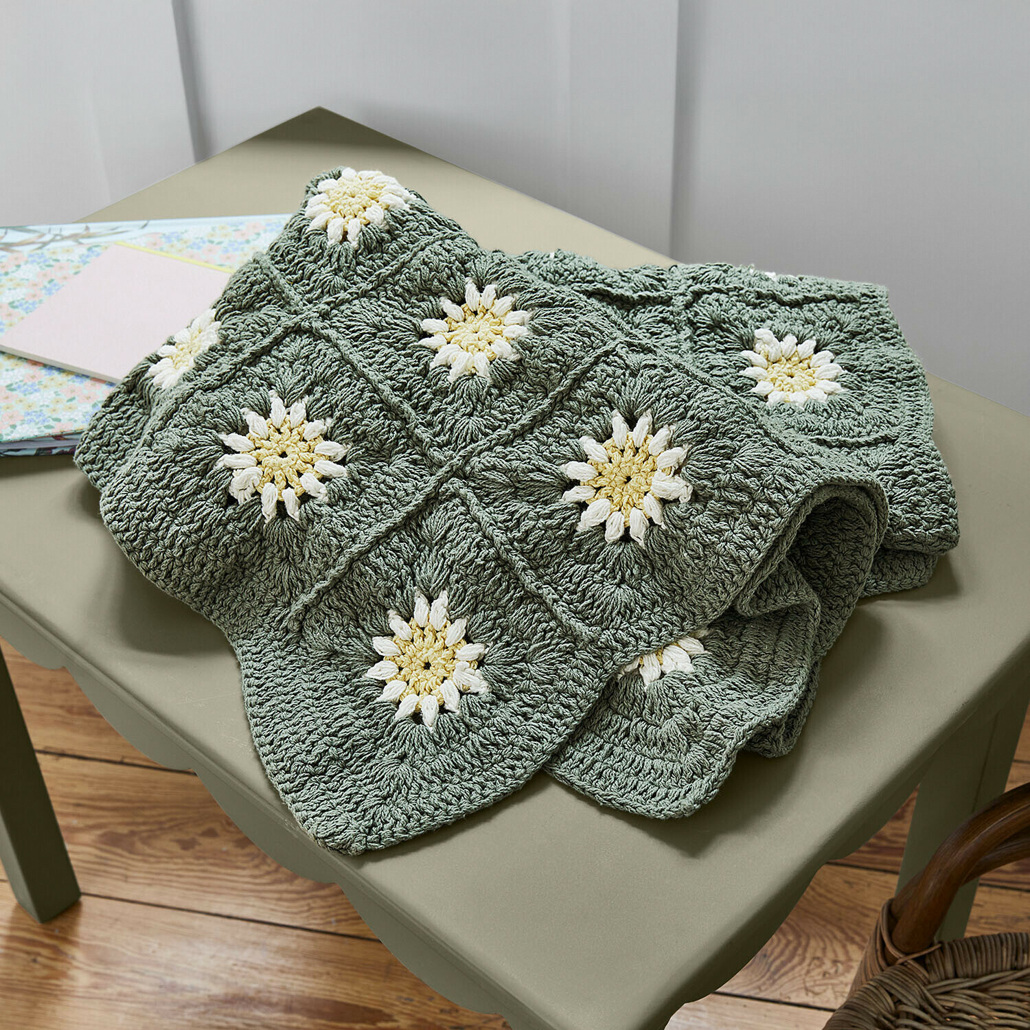 Plaid Poppeline Handgehäkelte grüne Decke mit weissen Blumenmustern, weich und dekorativ für Zuhause