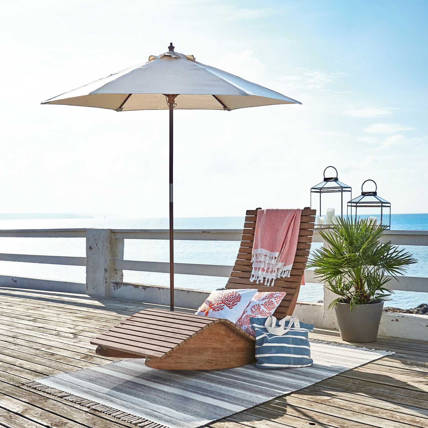 Sonnenschirm Enfield Holzliege auf der Terrasse mit weissem Sonnenschirm und dekorativen Kissen, ideal für den Sommer und den Garten