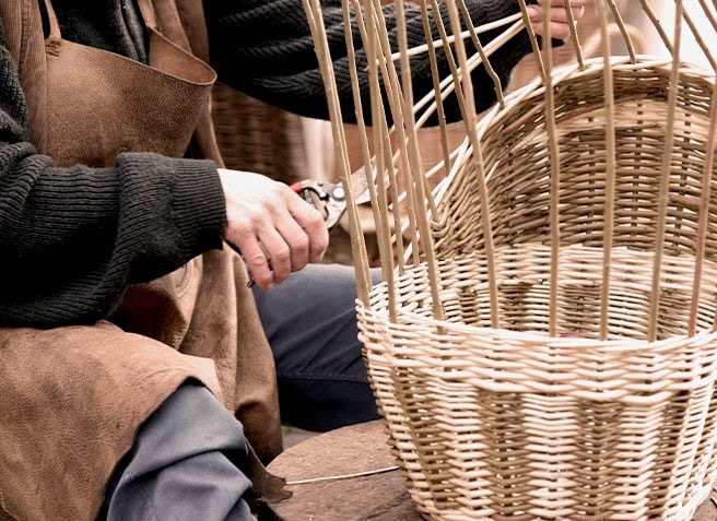 Handgefertigter Korb aus hellem Naturmaterial, traditionelles Flechtkunsthandwerk