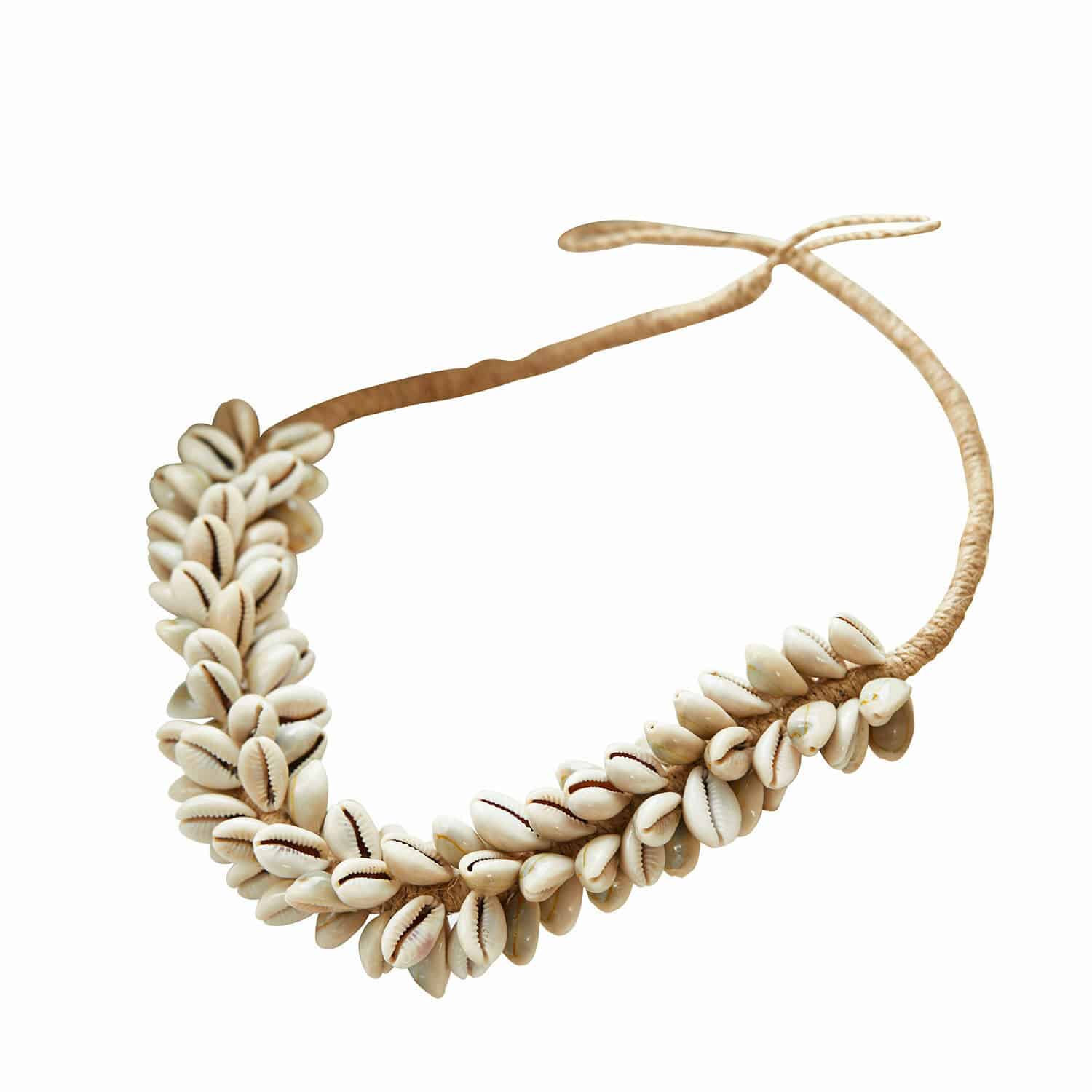 Gardinenhalter Alix Muschel-Halskette auf beigem Leinenband, modisches Strandaccessoire in Naturtönen