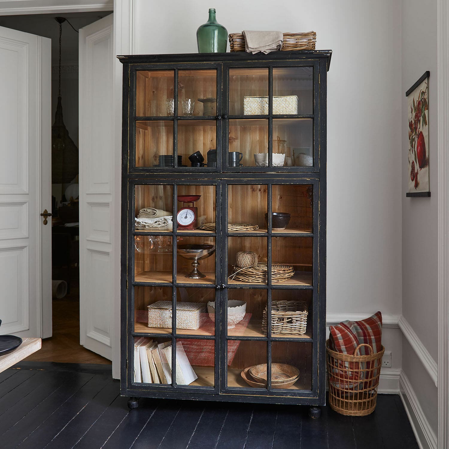 Schrank Bellac Schwarzer Holzvitrinenschrank mit Glastüren und natürlichem Innenraum im rustikalen Stil mit Dekoration