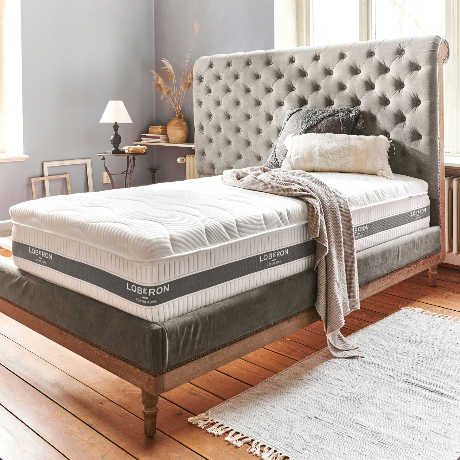 Matratze mit Topper 90x200 Malcom Gepolstertes Bett mit grauem, gestepptem Kopfteil und weisser Loberon-Matratze im Vintage-Stil