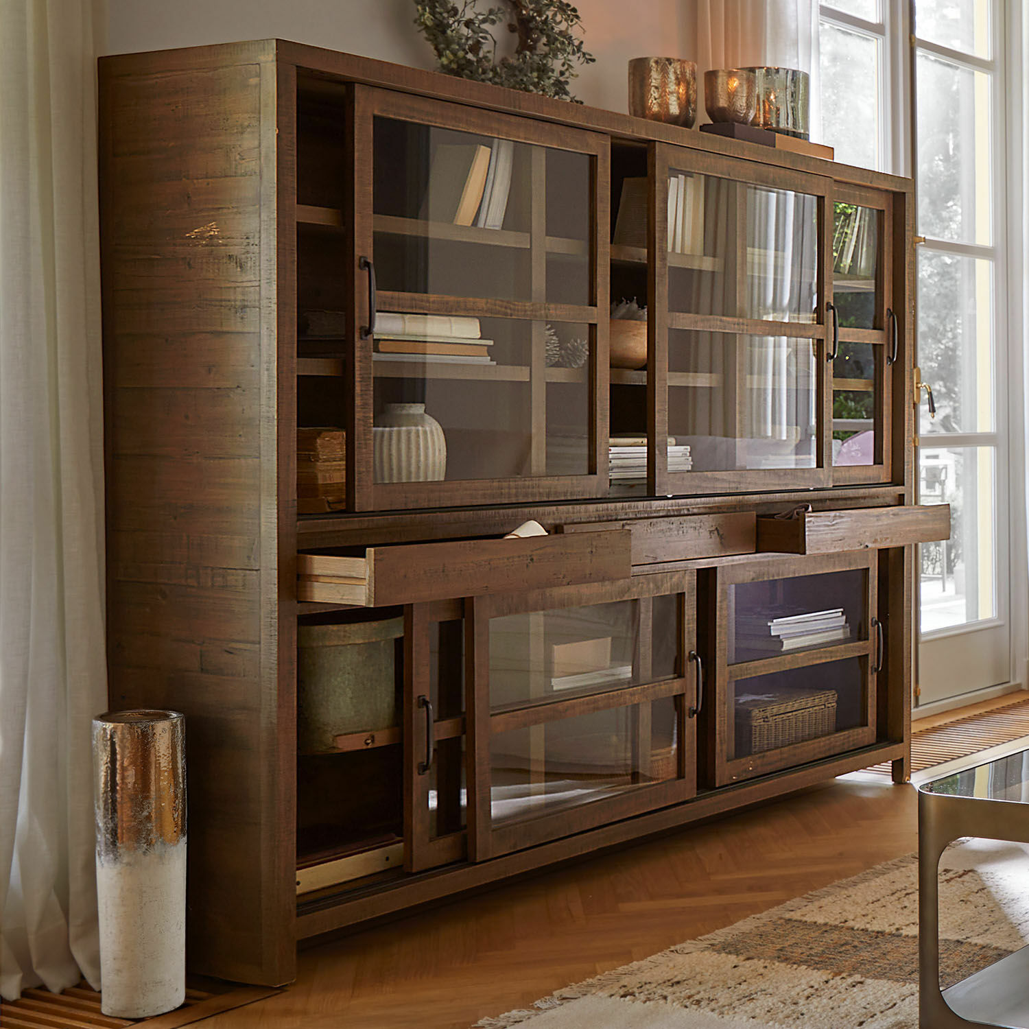 Schrank Whitborne Großer brauner Holzvitrinenschrank mit Glastüren und Schubladen, elegantes Wohnzimmermöbel
