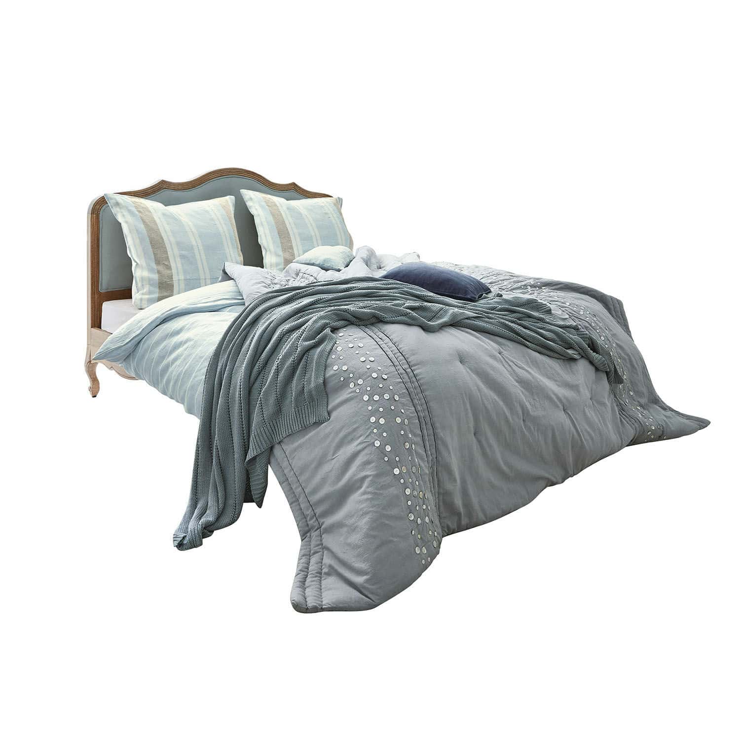 Bett Serravalle Holzbettrahmen mit blauem Kopfteil, blauer Bettwäsche, Kissen und gestrickter Decke
