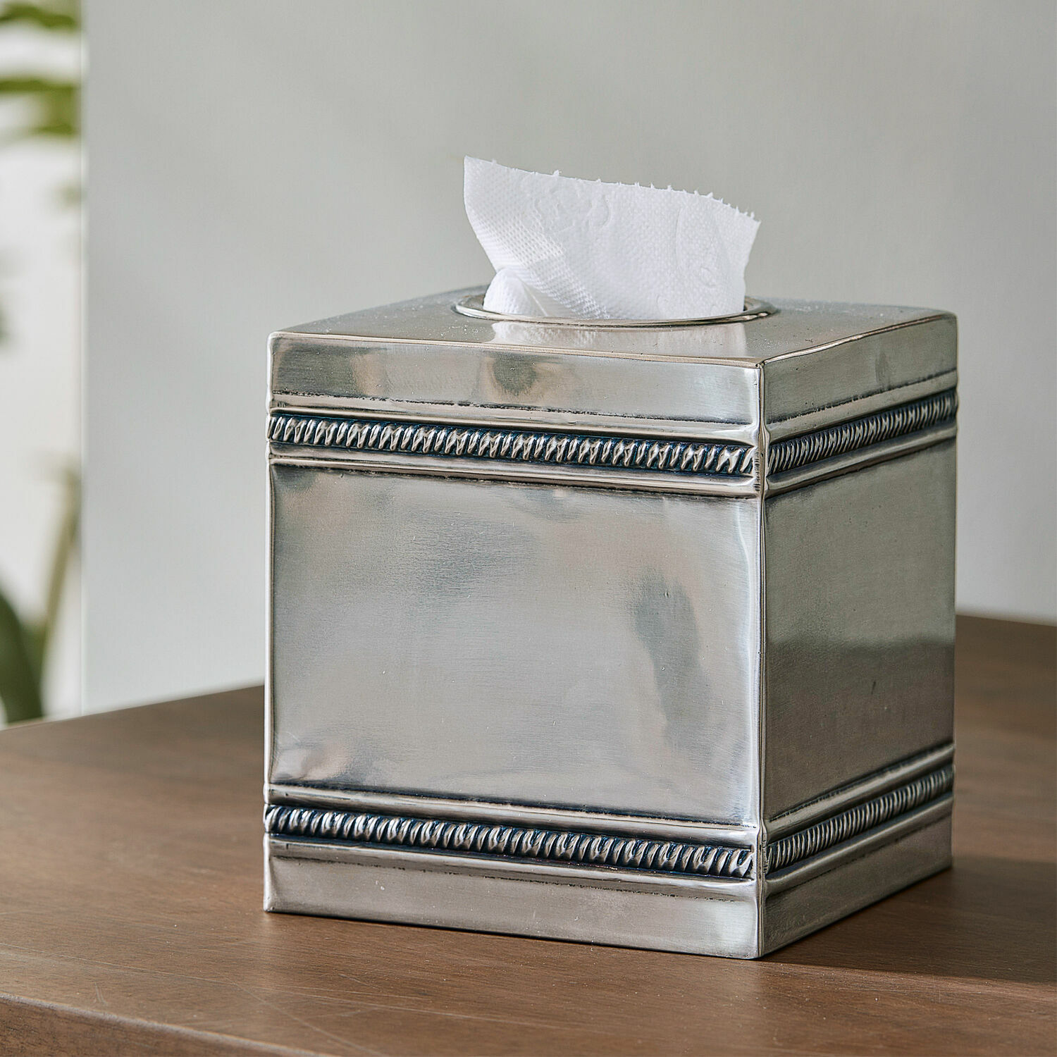 Taschentuchbox Semoine Metallene, silberne Taschentuchbox mit dekorativem Muster an den Kanten auf dem Holztisch