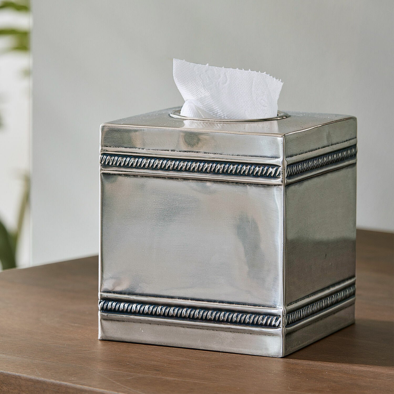 Taschentuchbox Semoine Metallene, silberne Taschentuchbox mit dekorativem Muster an den Kanten auf dem Holztisch