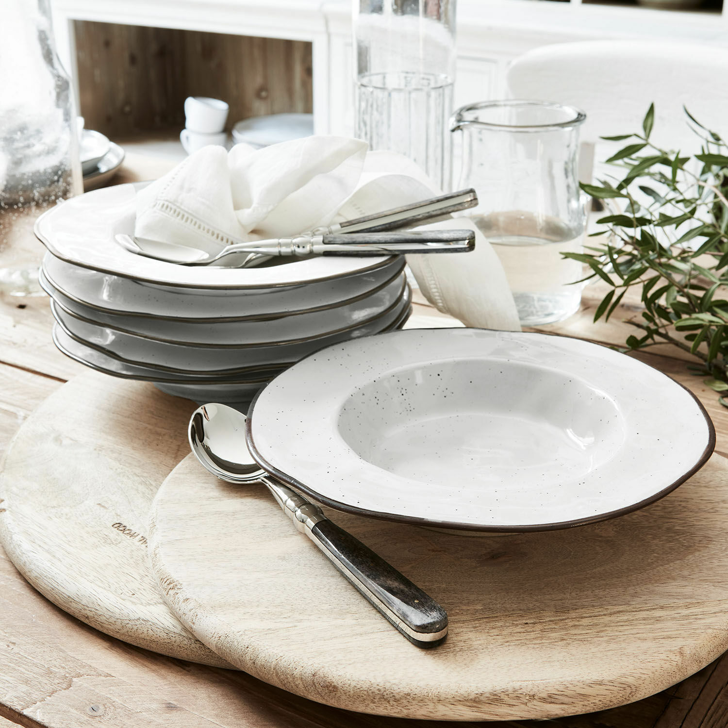 Suppenteller 6er Set Biarré Set aus weissen Keramiktellern mit feinen schwarzen Sprenkeln auf Holztisch im Esszimmer