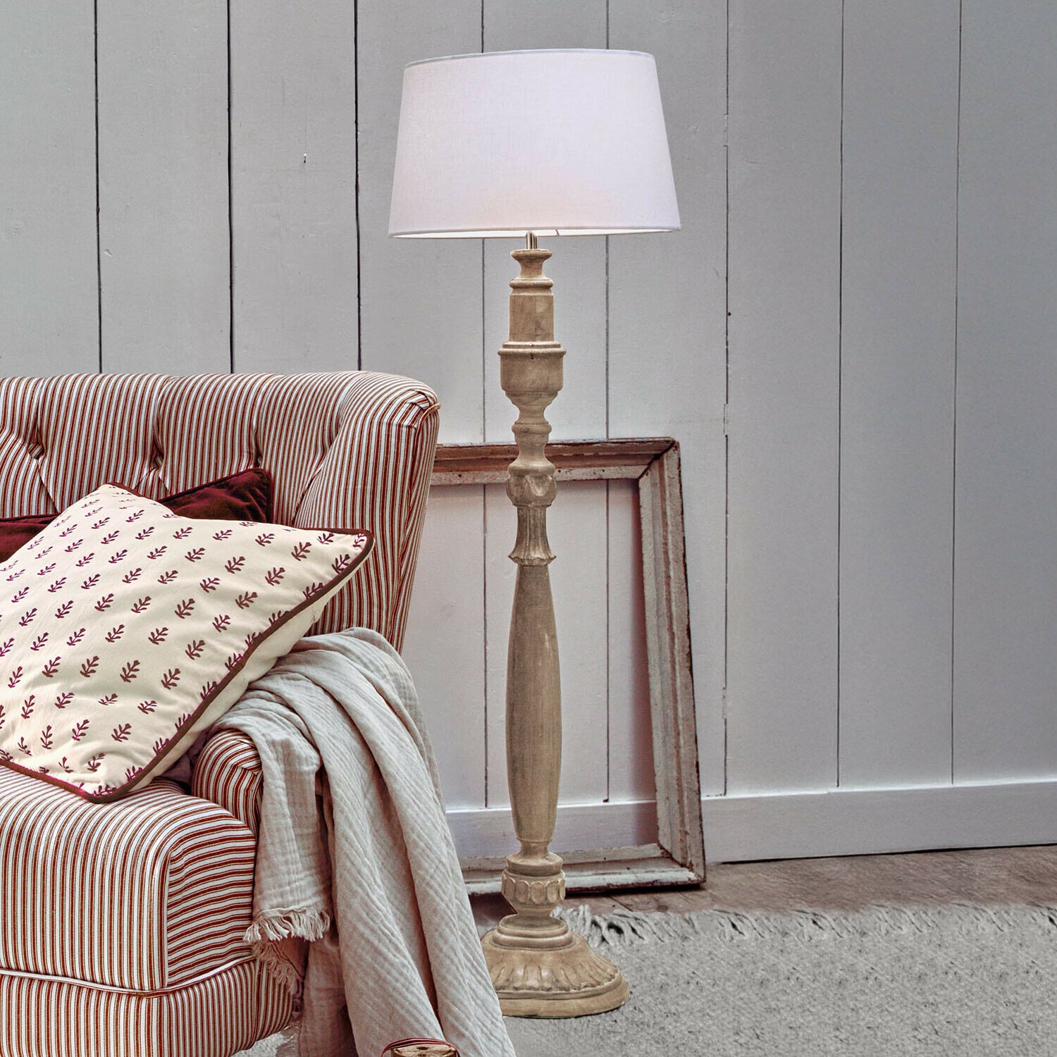 Stehlampe Wynleigh Stehlampe aus hellem Holz mit weissem Lampenschirm, klassisches Design fürs Wohnzimmer