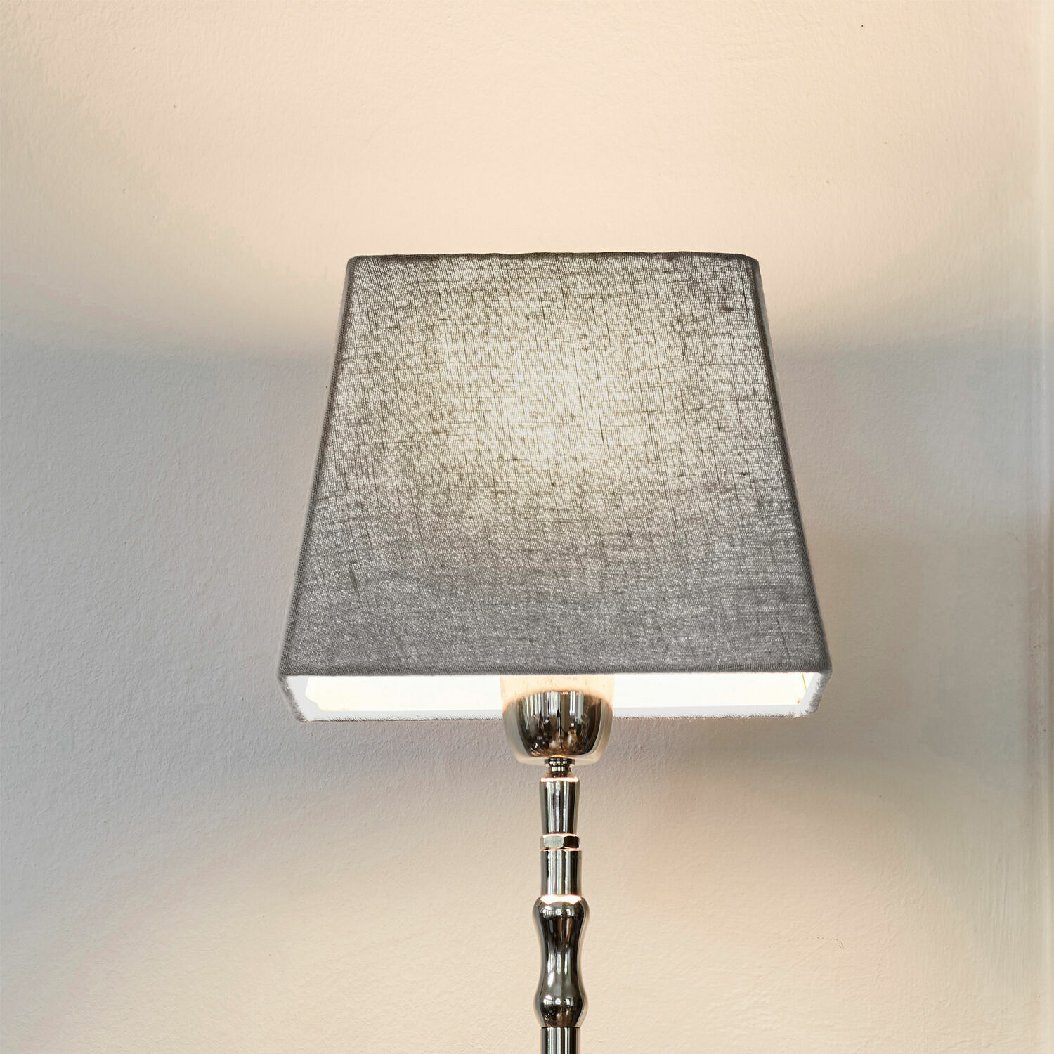 Lampenschirm Linderas Tischlampe mit Metallfuss und grauem Stoffschirm, modernes Wohnraumlicht mit elegantem Design