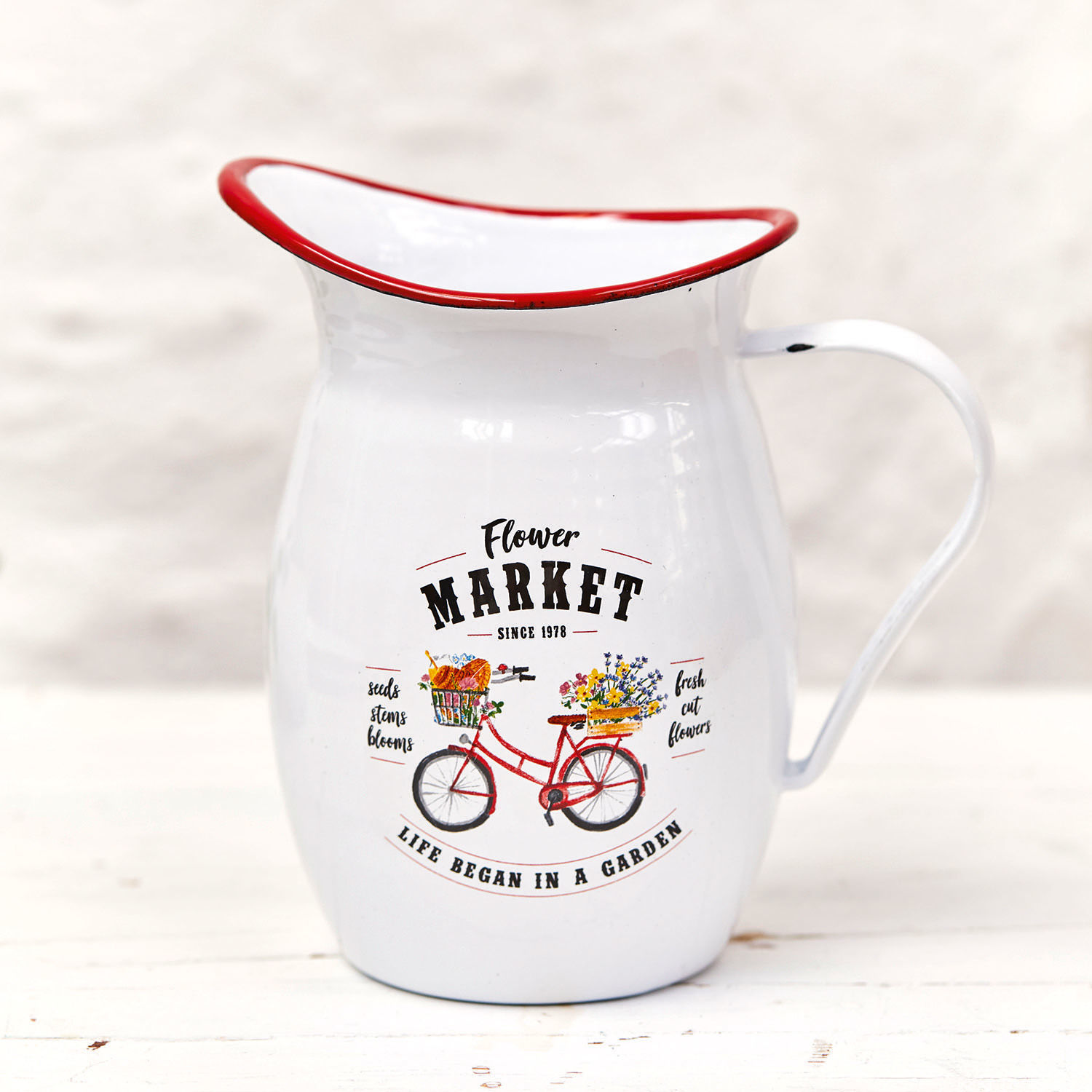Krug Flower Market Weisser emaillierter Krug mit rotem Rand und Fahrradmotiv mit Blumen, Gartendekoration