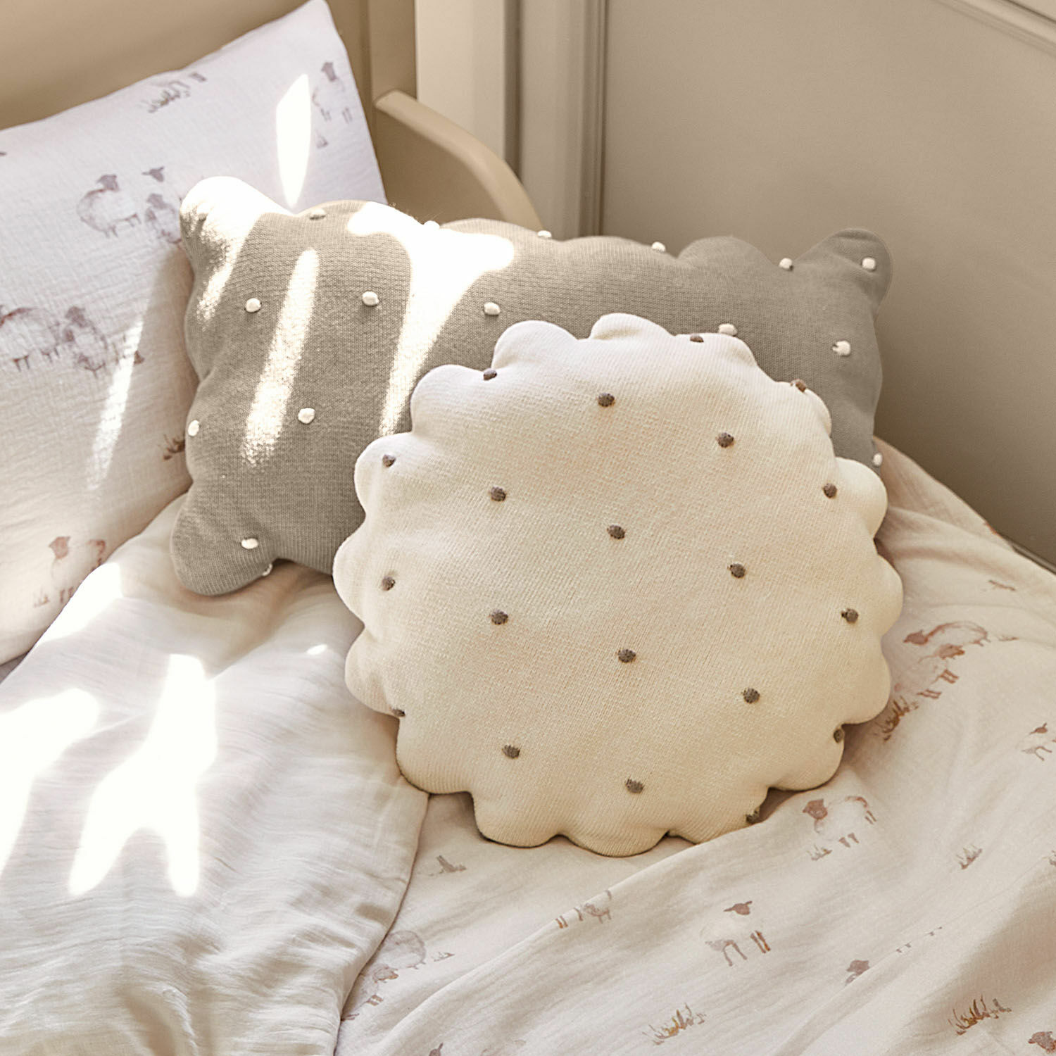 Kissen 2er Set Saphie Runde und rechteckige Dekokissen aus Baumwolle in Beige und Grau auf hellem Bett