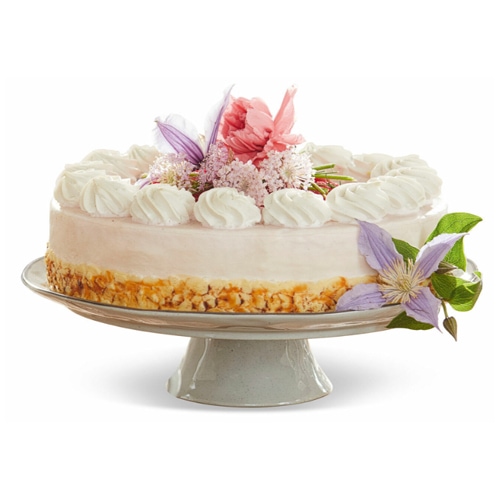Feiner Kuchen mit Rahm und dekorativen Blumen auf Keramikteller, eleganter Dessertteller
