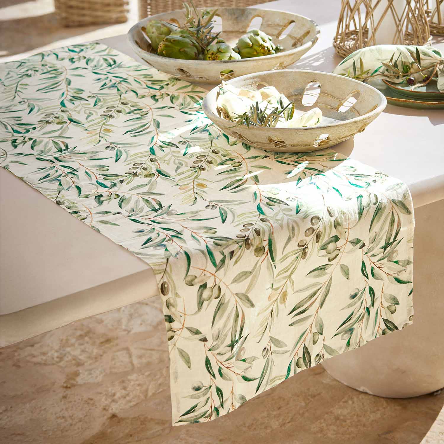 Tischläufer aus Baumwolle in Creme mit grünem Olivenblattmuster, elegante Tischdekoration