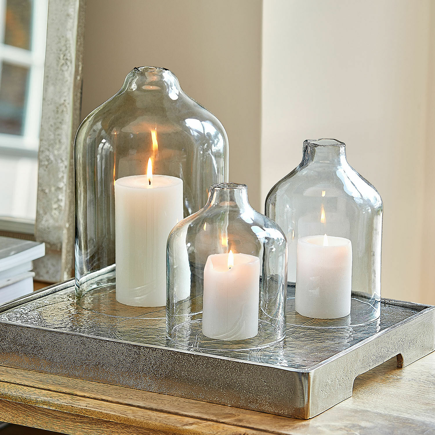 Windlicht 3er Set Xalvent Set aus drei transparenten Glasglocken mit weissen Kerzen auf dekorativem Metalltablett