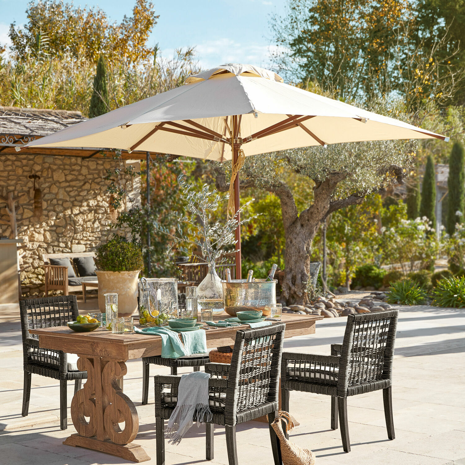 Sonnenschirm Brent Gartenmöbel-Set mit Holztisch und schwarzen Rattanstühlen unter beigem Sonnenschirm