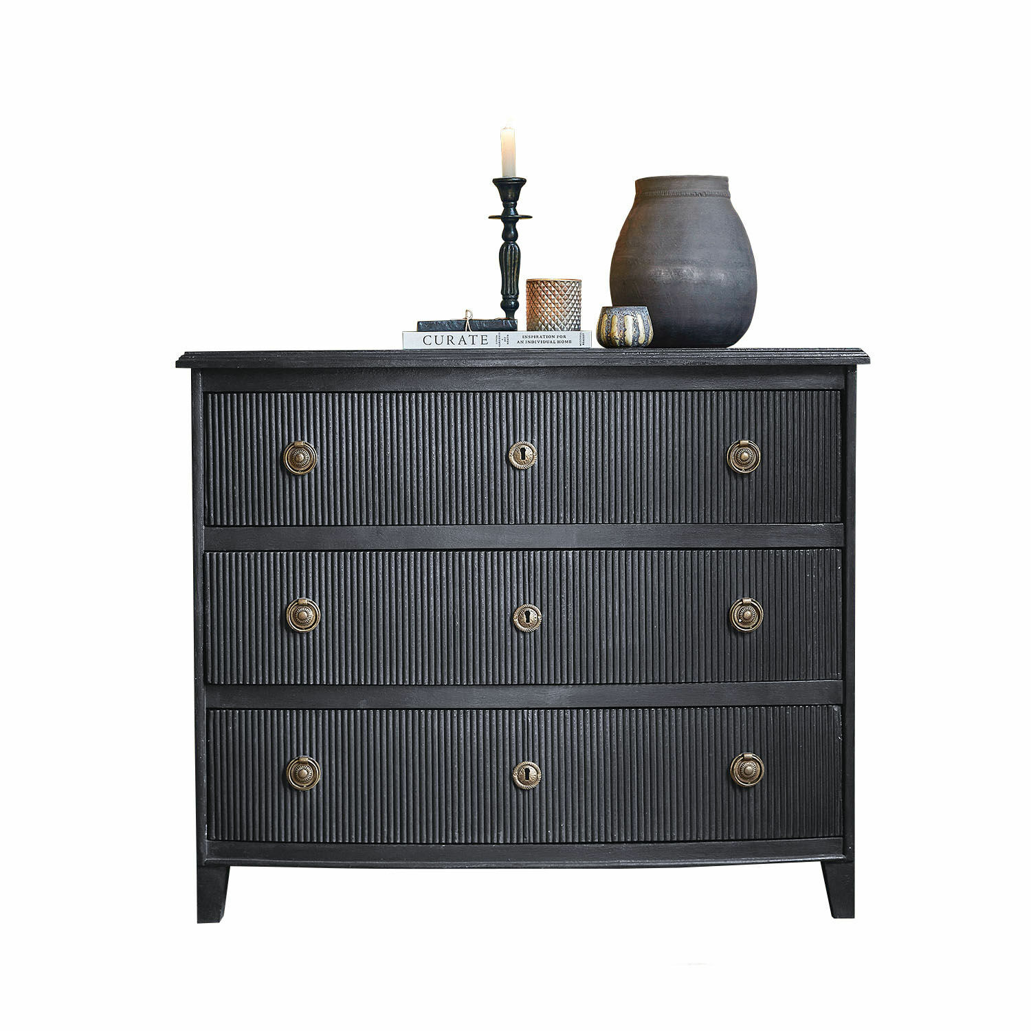 Kommode Boissiére Schwarze Kommode mit geriffelter Front und Messinggriffen, dekoriert mit Kerzenhalter und Vase