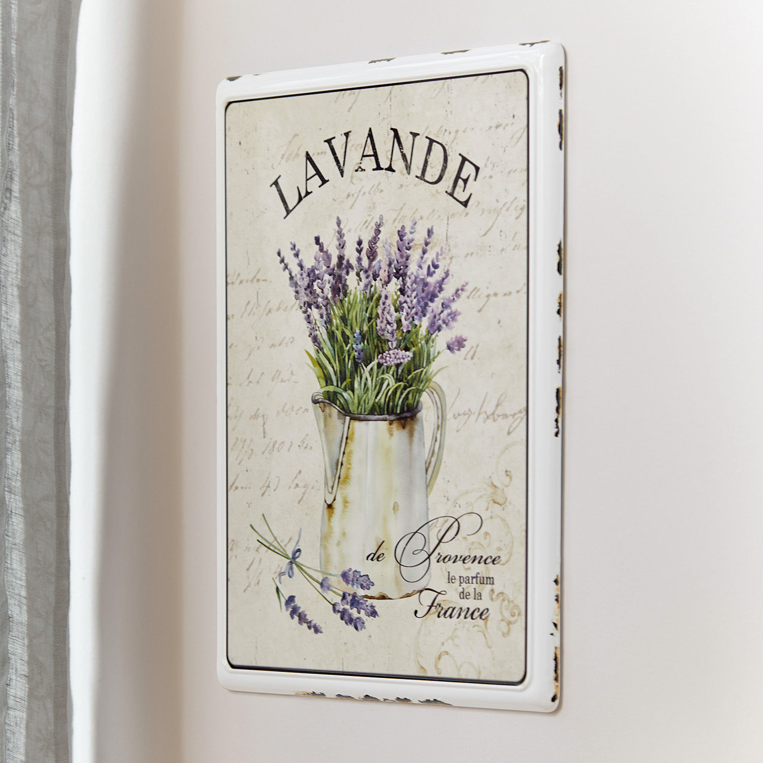 Dekoboard Lavande Metall-Wandtafel mit Lavendelmotiv in Kanne im provenzalischen Stil, weiss-violett