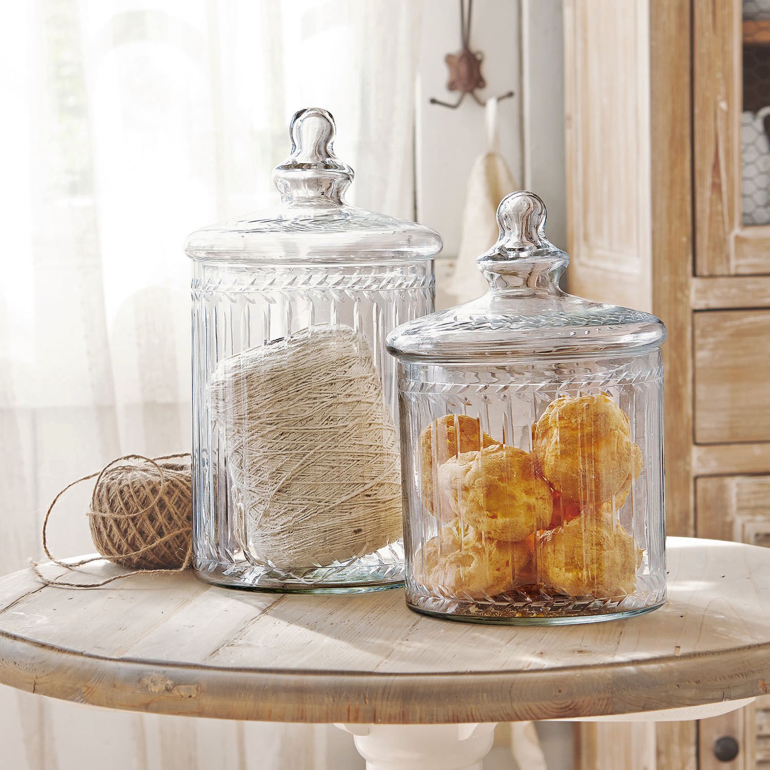 Glasdose 2er Set Maledisant Transparente Glasbehälter mit Deckeln, gefüllt mit Garn und Gebäck auf einem Holztisch