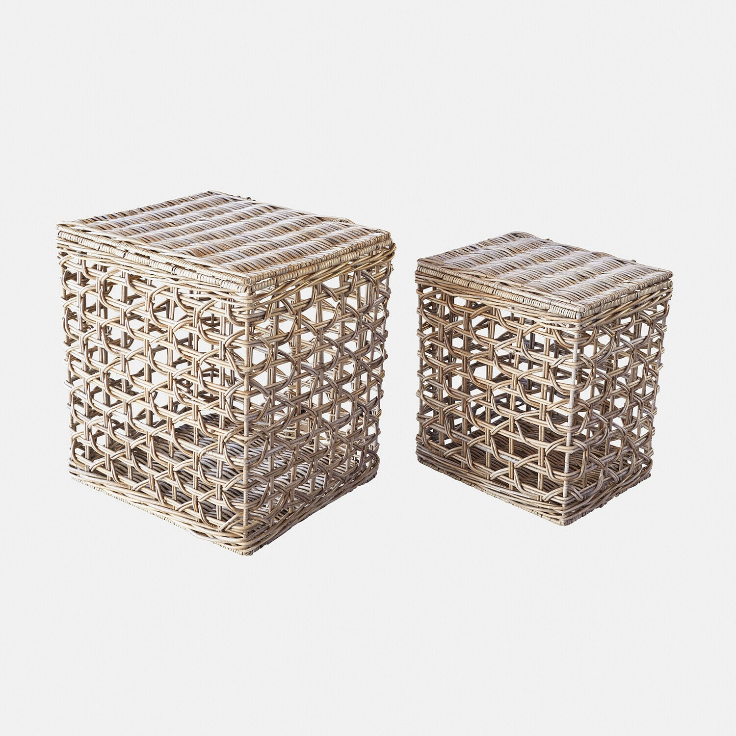 Set mit zwei quadratischen Rattankörben in Naturfarbe für Aufbewahrung und Dekoration