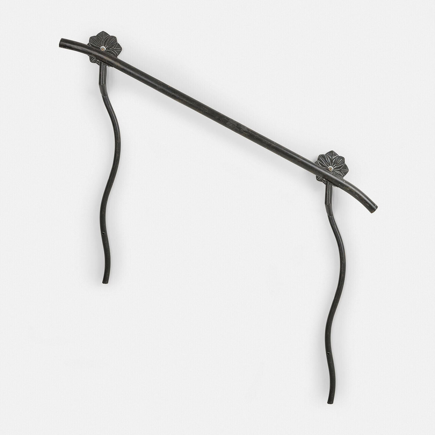 Schwarzer Metall-Wandgriff mit wellenförmigen Beinen und dekorativen Halterungen für Innenräume