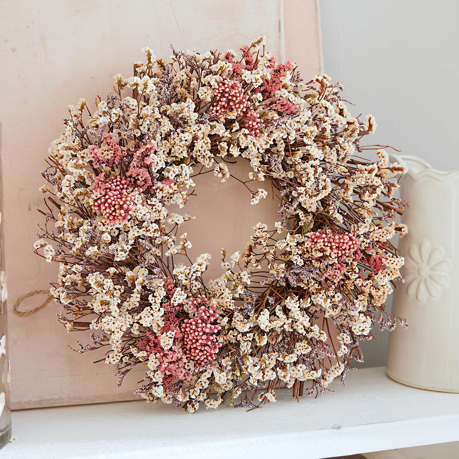 Trockenblumenkranz Jovilique Dekorativer Kranz aus getrockneten Blumen in Creme- und Rosatönen auf hellem Hintergrund