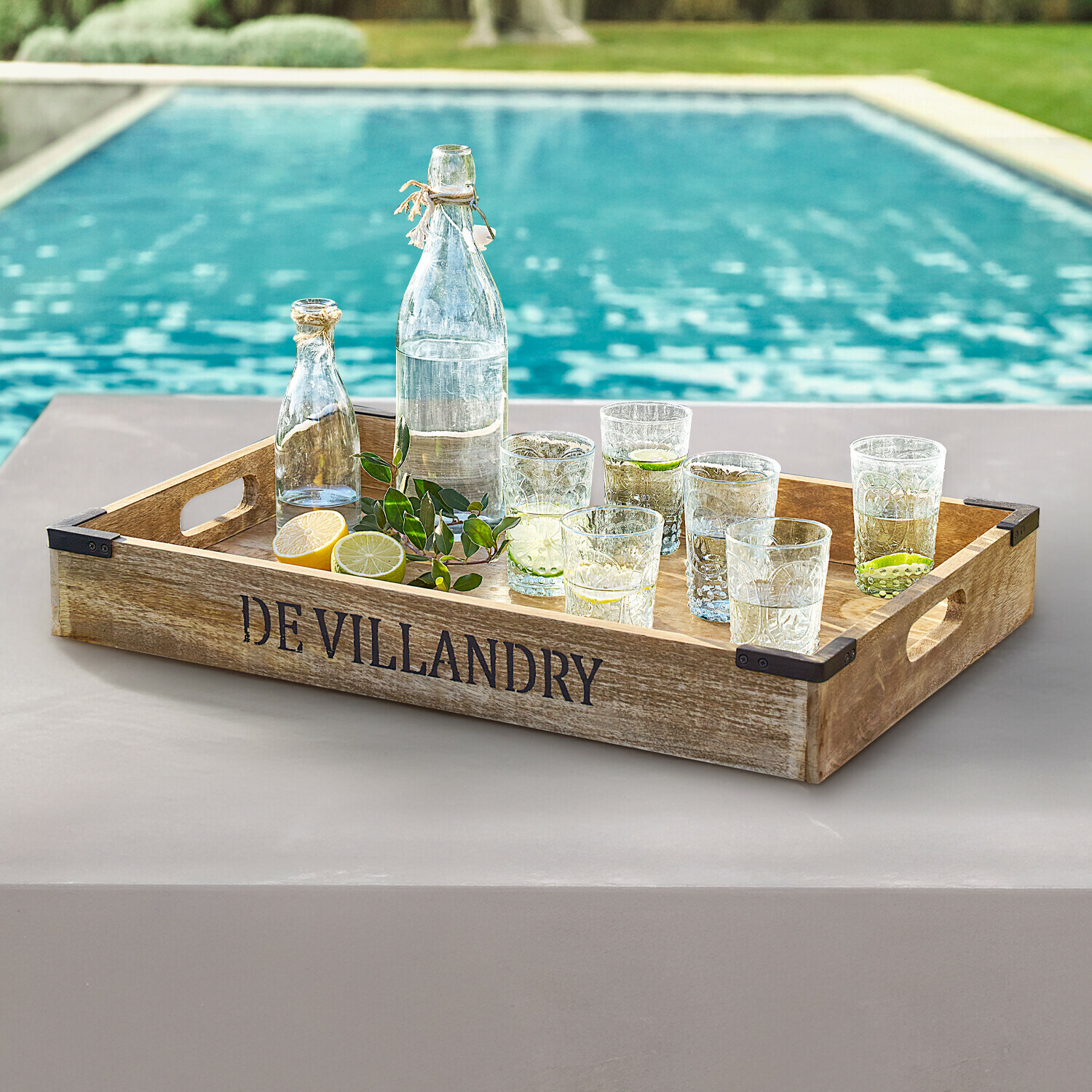 Holztablett DE VILLANDRY mit Glasflaschen und Gläsern am Pool, sommerliche Dekoration