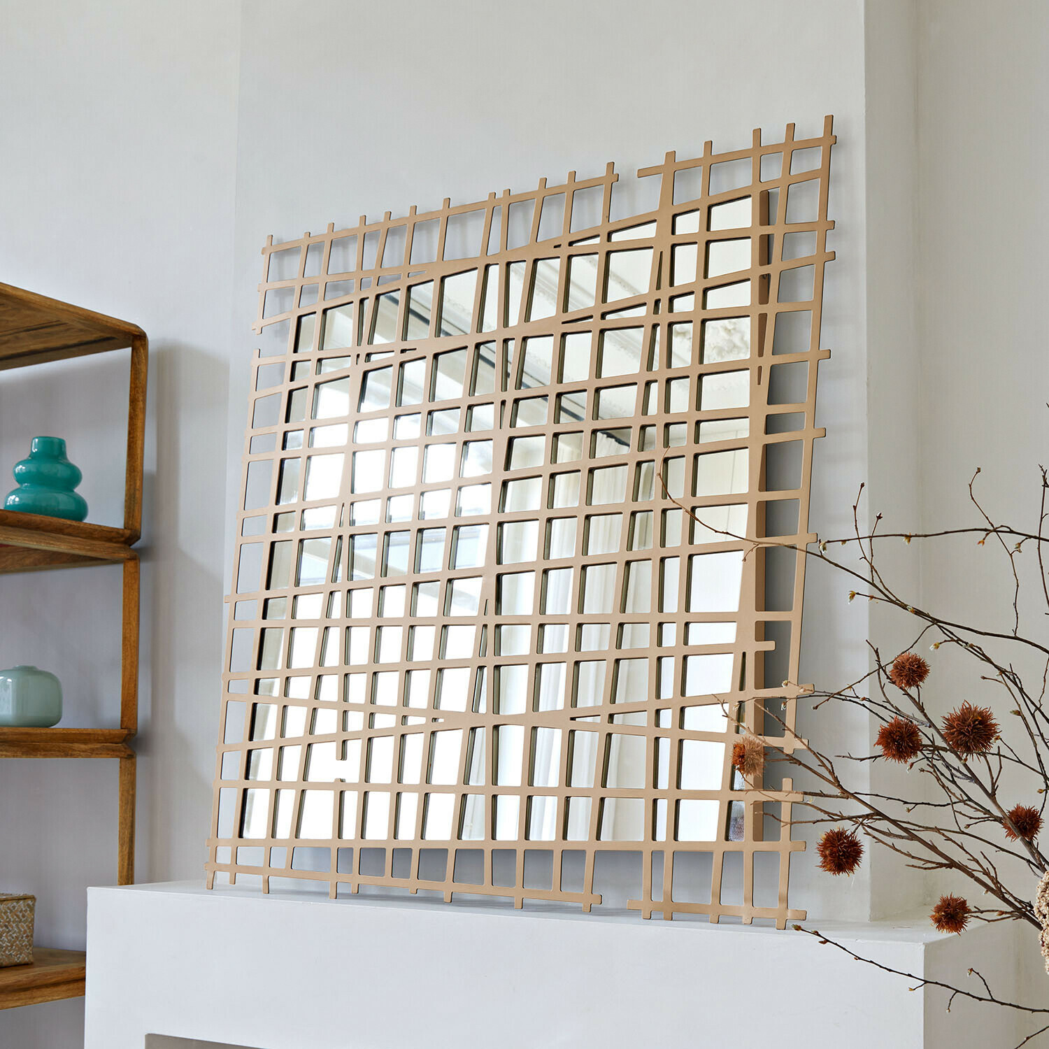Wandspiegel Arovian Modernes Dekospiegel mit beigem Metallrahmen und geometrischem Muster für Wohnzimmer