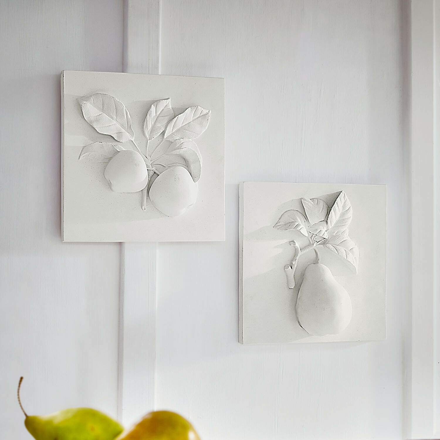 Bild 2er Set Mirabellas Weiße Keramikfliesen mit Frucht- und Blätterrelief, dekorative Wandgestaltung für Küche oder Esszimmer
