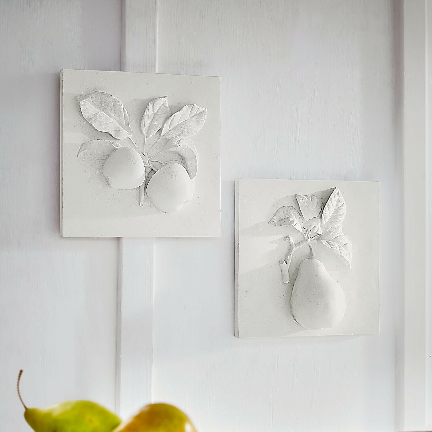 Bild 2er Set Mirabellas Weiße Keramikfliesen mit Frucht- und Blätterrelief, dekorative Wandgestaltung für Küche oder Esszimmer