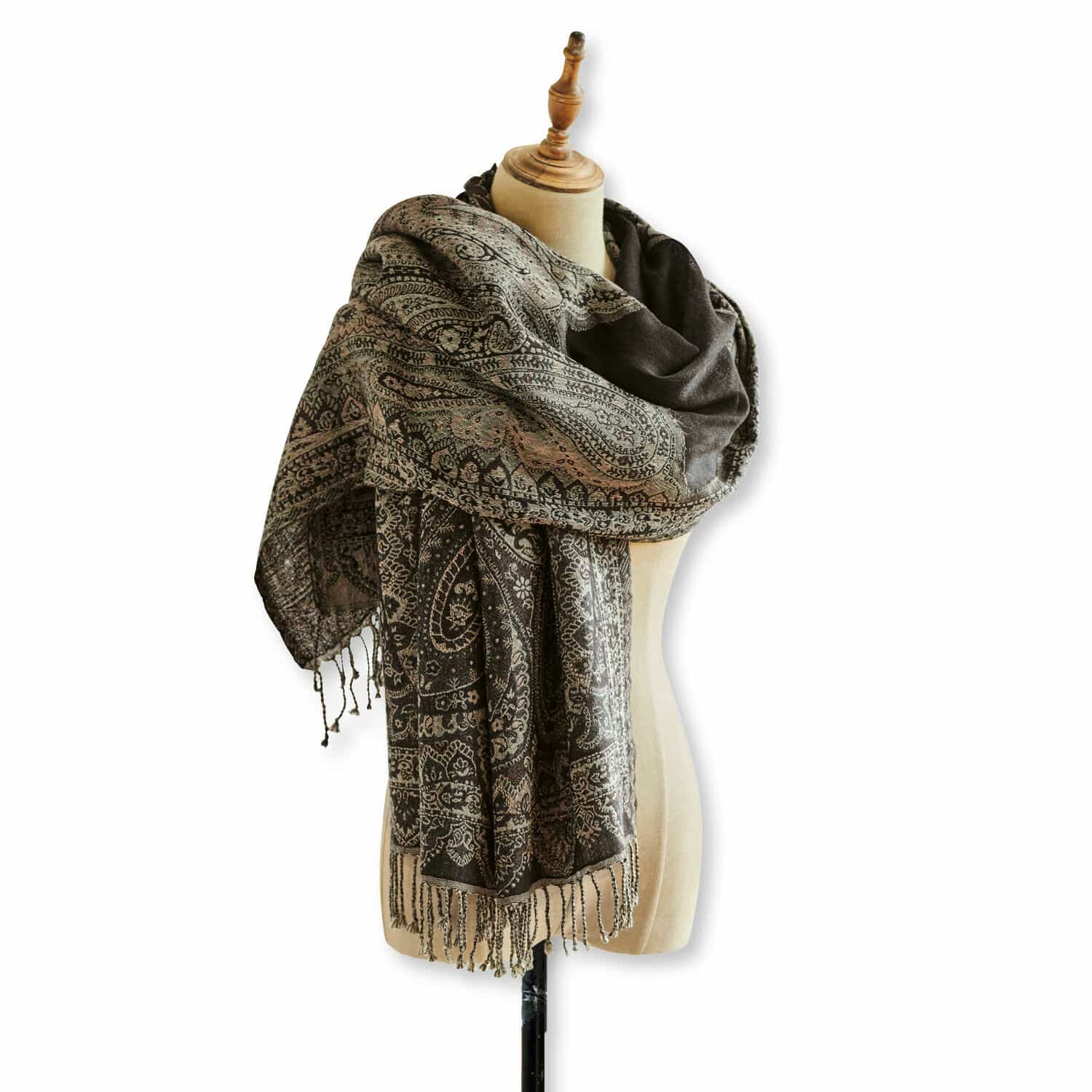 Schal Trojan Brauner Schal mit Paisley-Muster und Fransen auf Schaufensterpuppe, weiches Material für kühle Tage.