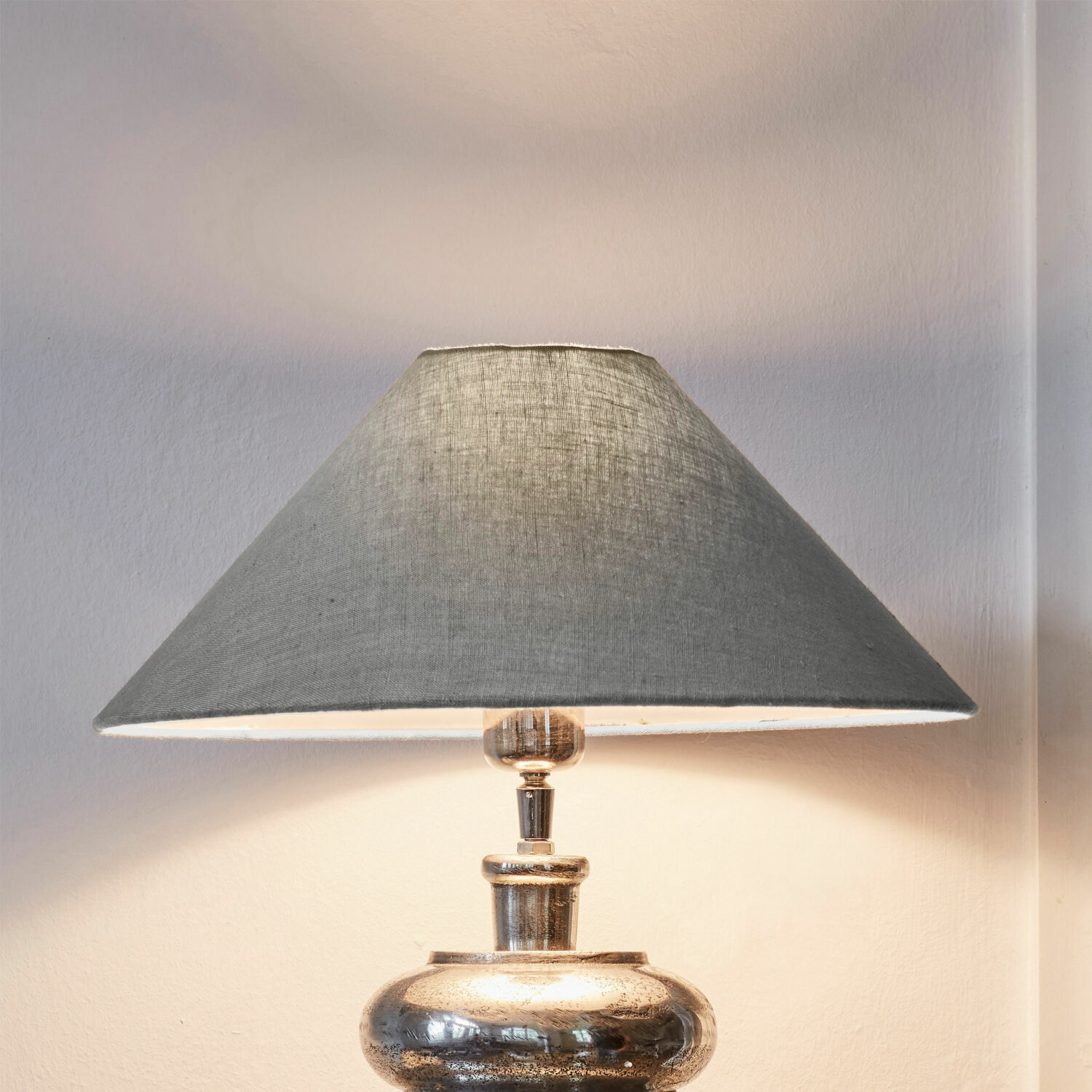 Lampenschirm Emmera Tischlampe mit Metallfuss und grauem Leinenlampenschirm für stilvolle Wohnraumbeleuchtung
