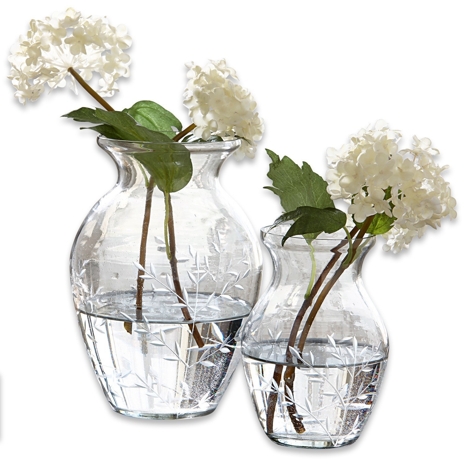 Vase 2er Set Paimpont Zwei transparente Glasvasen mit graviertem Muster und weissen Dekoblumen im Innern