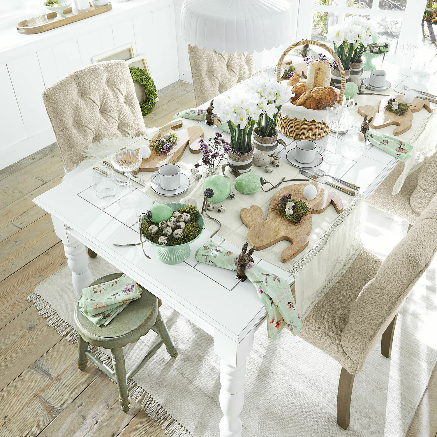 Tisch Thurleigh Heller Esstisch mit österlicher Dekoration, Holzbrettchen und grünen Akzenten in gemütlichem Zimmer