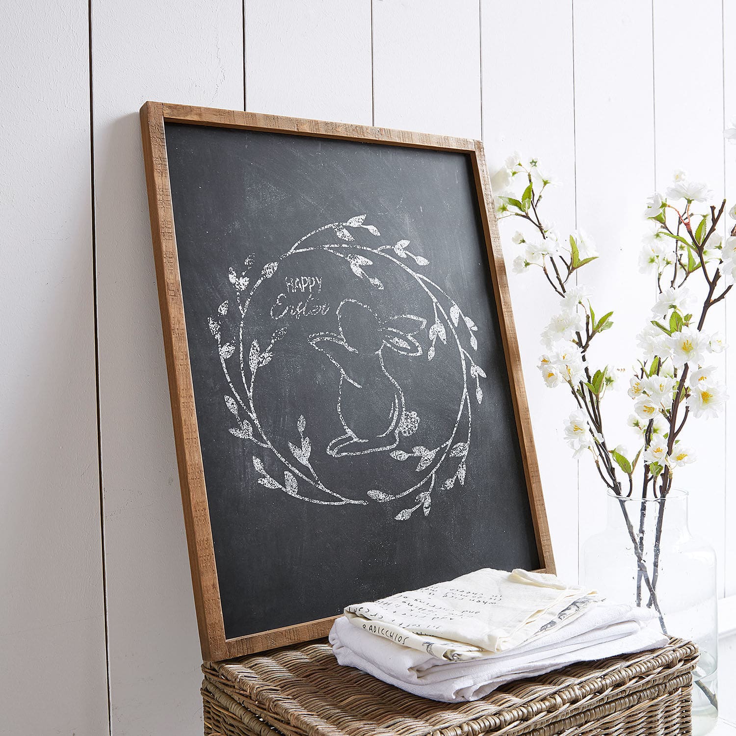 Dekoboard Viloire Kreidetafel mit Holzrahmen und Hasenzeichnung mit Schriftzug „Happy Easter“, österliche Dekoration