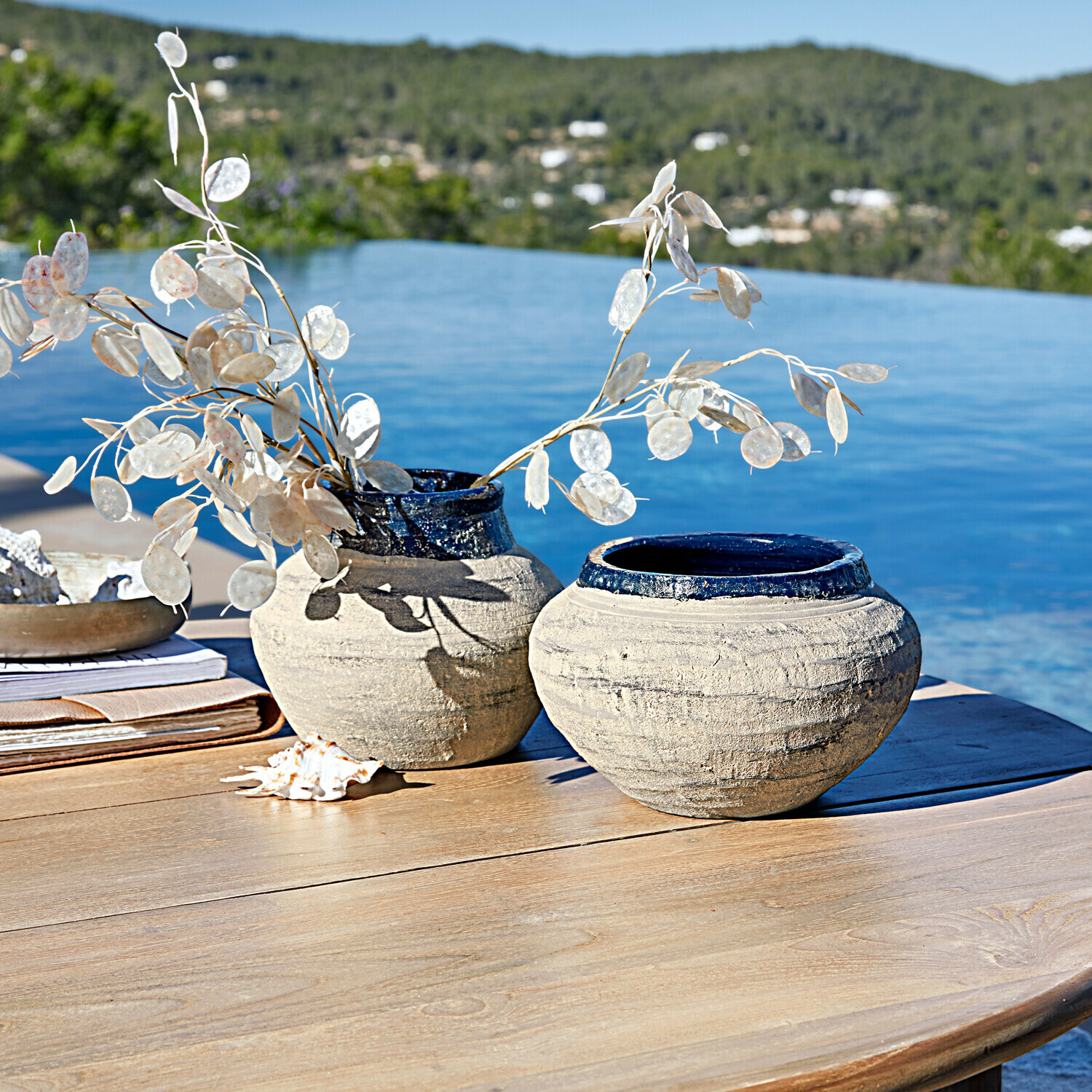Vase 2er Set Dolciaro Zwei beige Keramikvasen mit blauer Umrandung auf einem Holztisch am Pool mit Trockenblumen