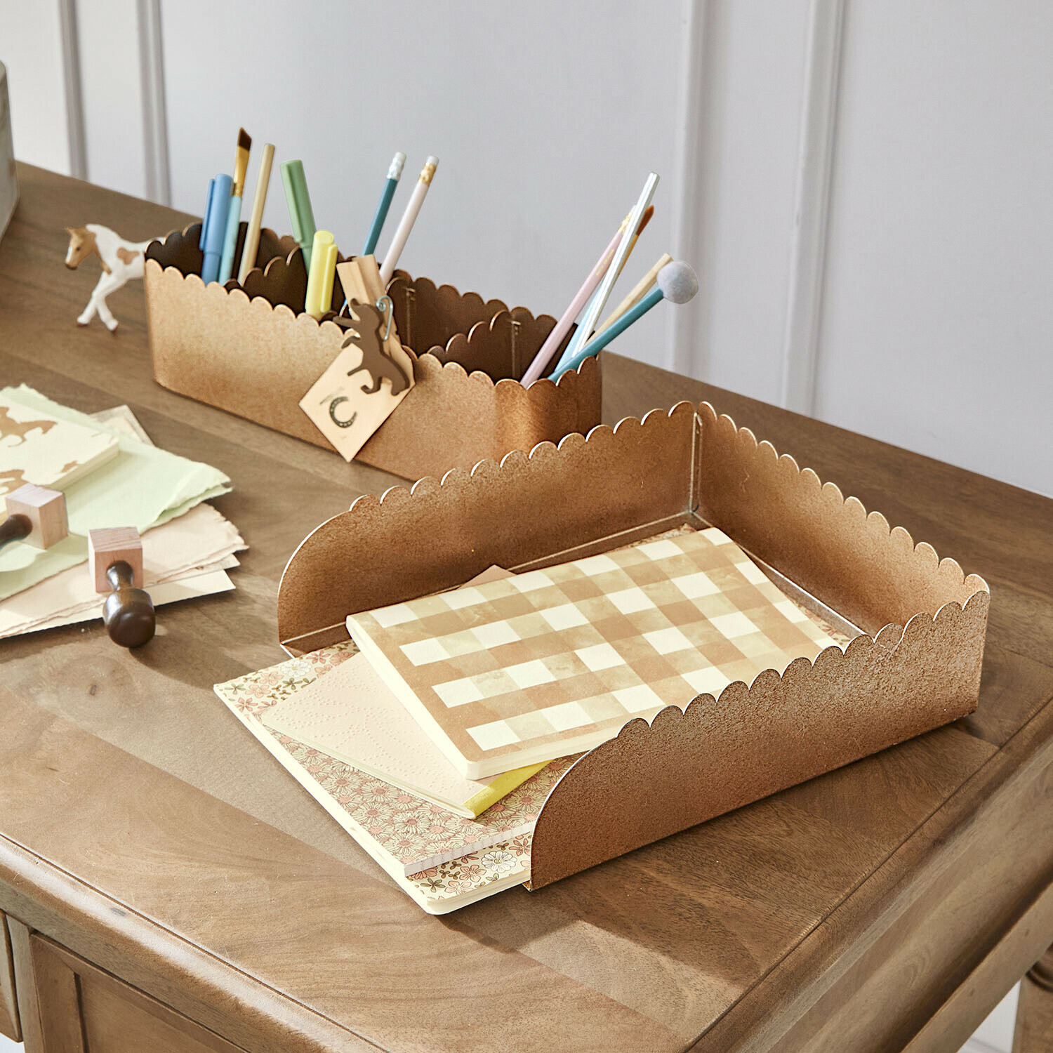 Brauner Metall-Organizer mit wellenförmigen Kanten zur Aufbewahrung von Stiften und Notizen