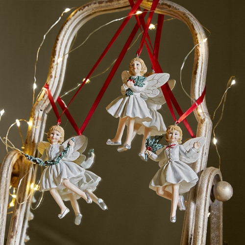 Drei weisse Engel aus Stoff, hängend an roten Bändern, Weihnachtsdekoration mit LED-Lichtern